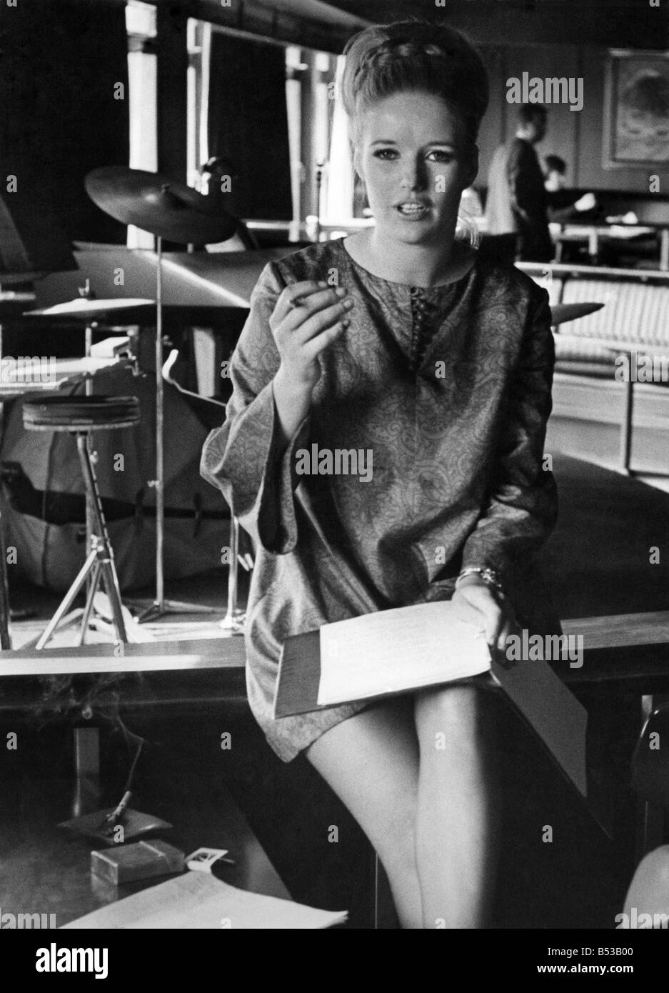 Playboy Bunnies Club école. Femme assise apprendre comment devenir un lapin pendant une classe;Avril 1968;P018499 Banque D'Images