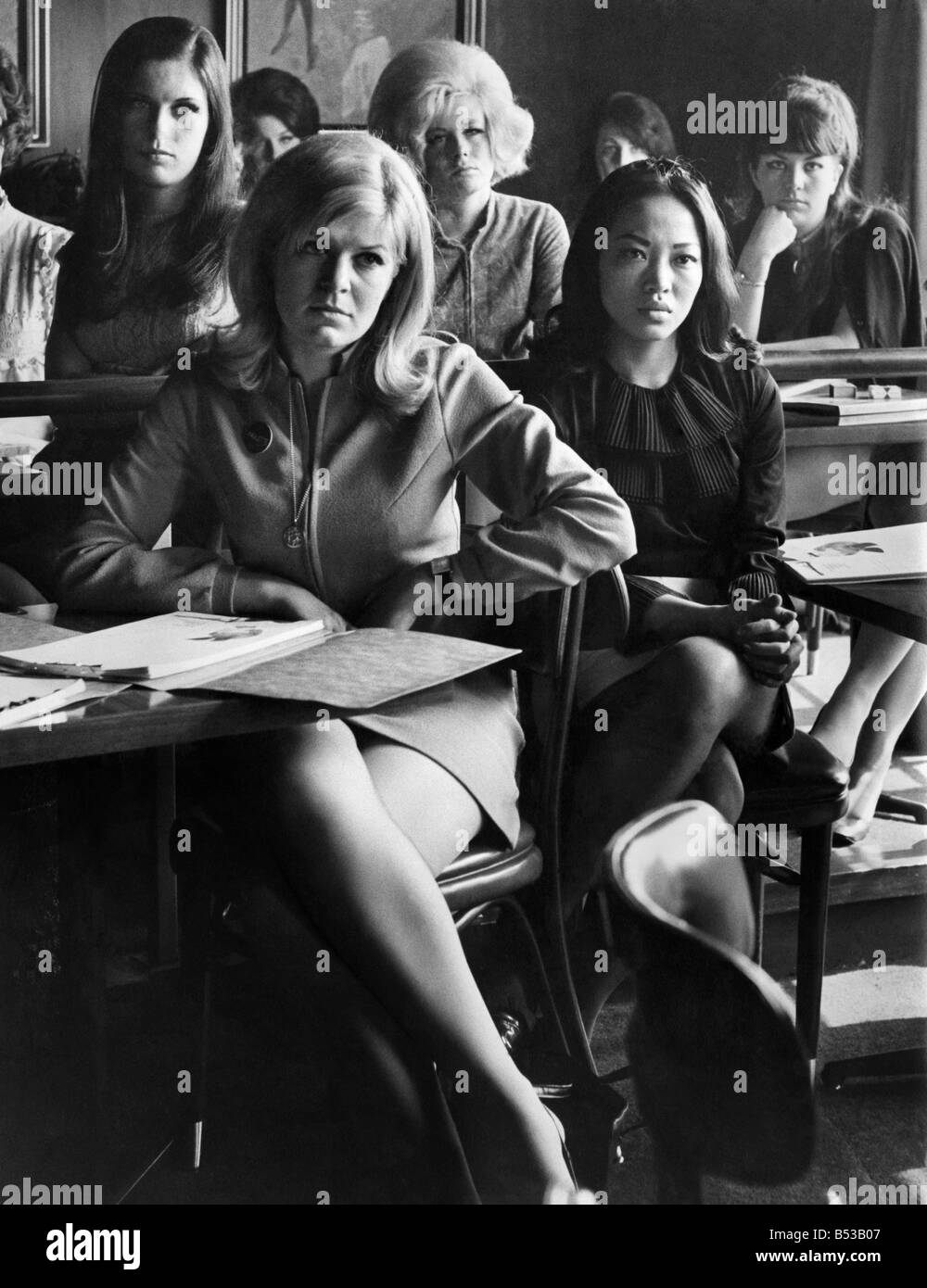 Playboy Bunnies Club école. Femme assise apprendre comment devenir un lapin pendant une classe;Avril 1968;P018499 Banque D'Images