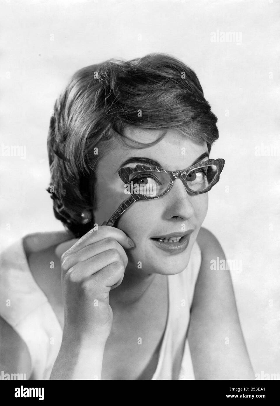 Lunettes à la mode. Model porte des lunettes.&# 13 ;&# 10;Décembre 1957 P018651 Banque D'Images