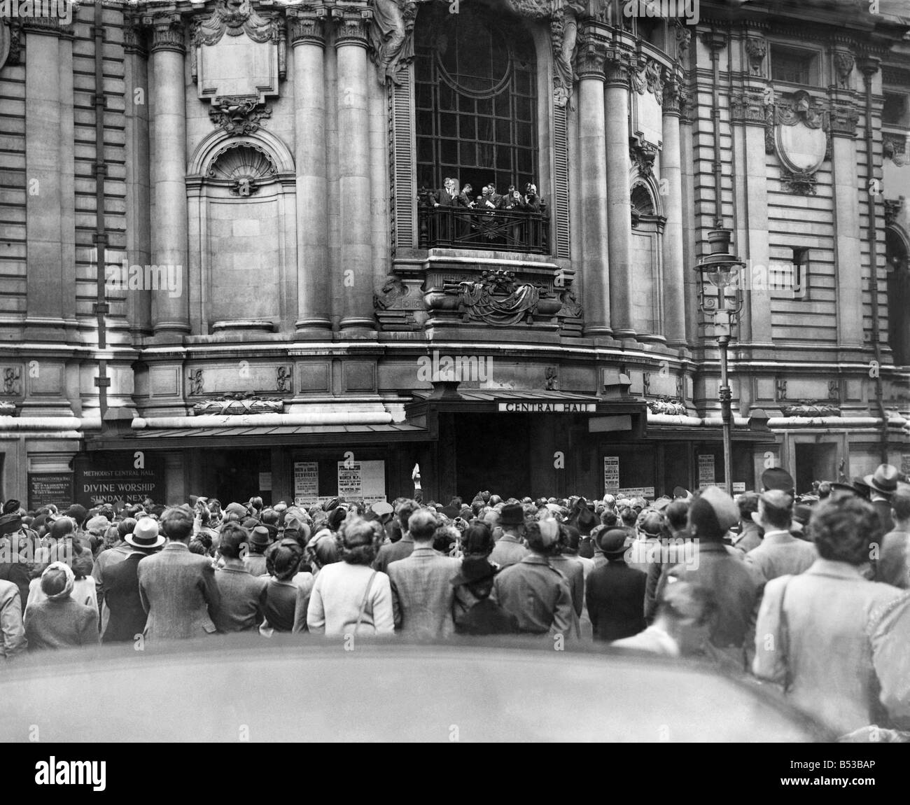 Élection générale 1945 : Scène à l'extérieur du hall central Westminster à la victoire du Parti du Travail Rally. ; juillet 1975 ;P018662 Banque D'Images