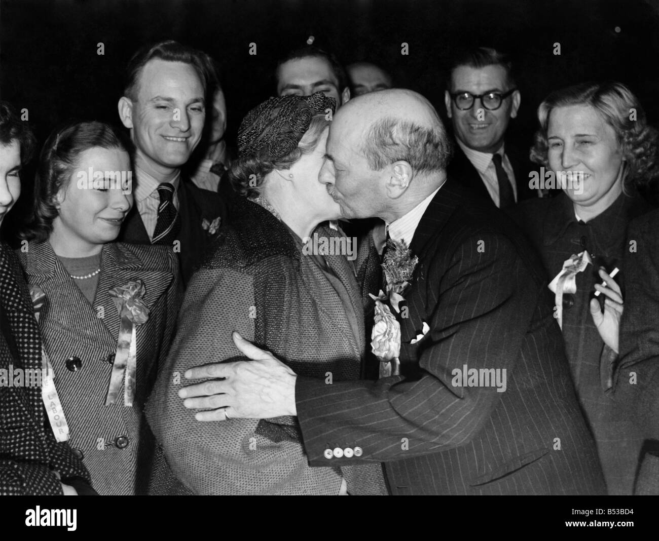 Un baiser de Clement Attlee de sa femme après son ardious campagne électorale, mais heureux de sa réussite personnelle dans les sondages Banque D'Images