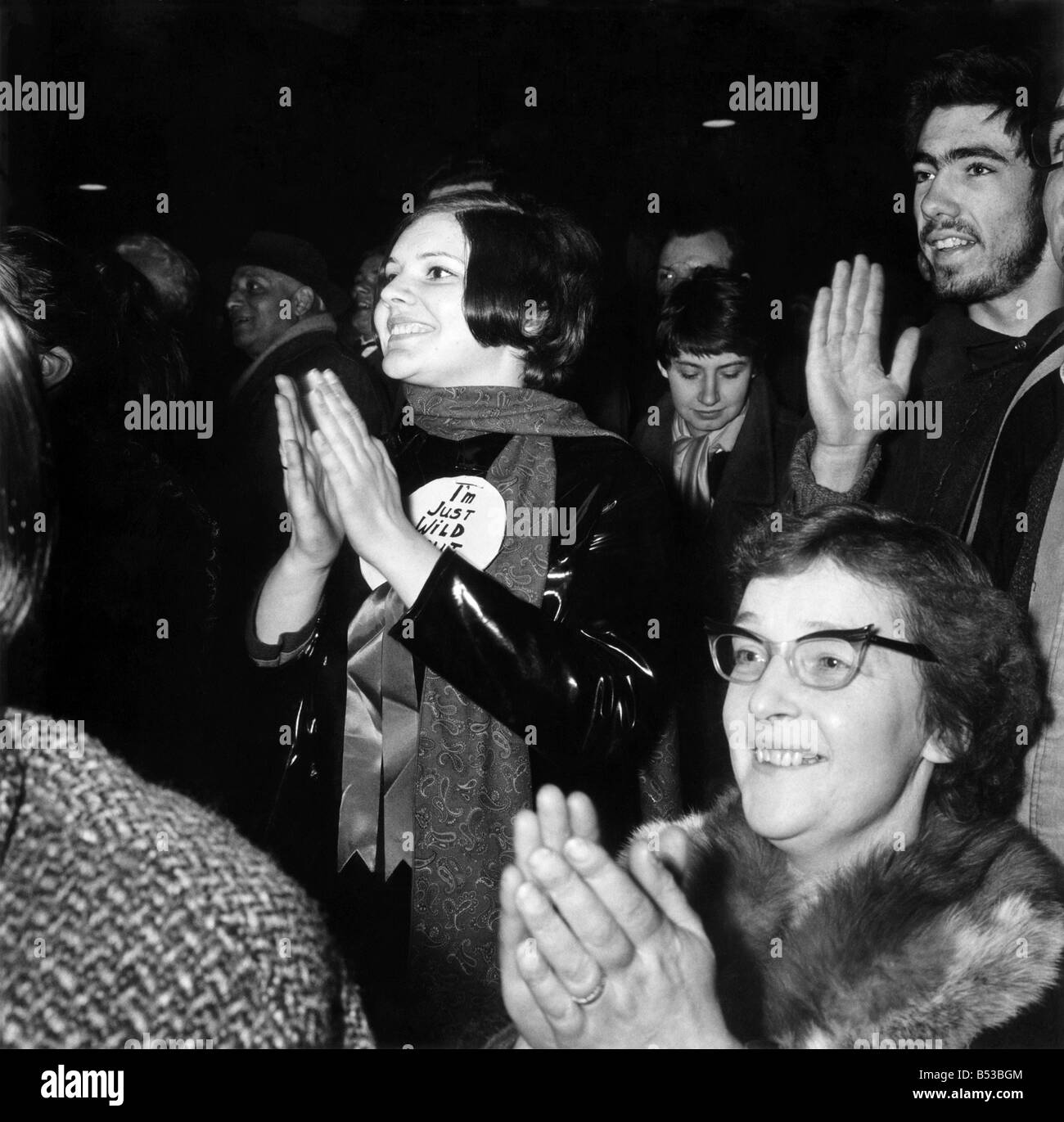 Les partisans de Harold Wilson vu pendant son discours électoral au Birmingham Rag Market le mercredi soir. Fille dans le milieu de l'image porte un badge fait maison qui dit 'Je suis juste fous de Harold Wilson'. Mars 1966 P018757 Banque D'Images