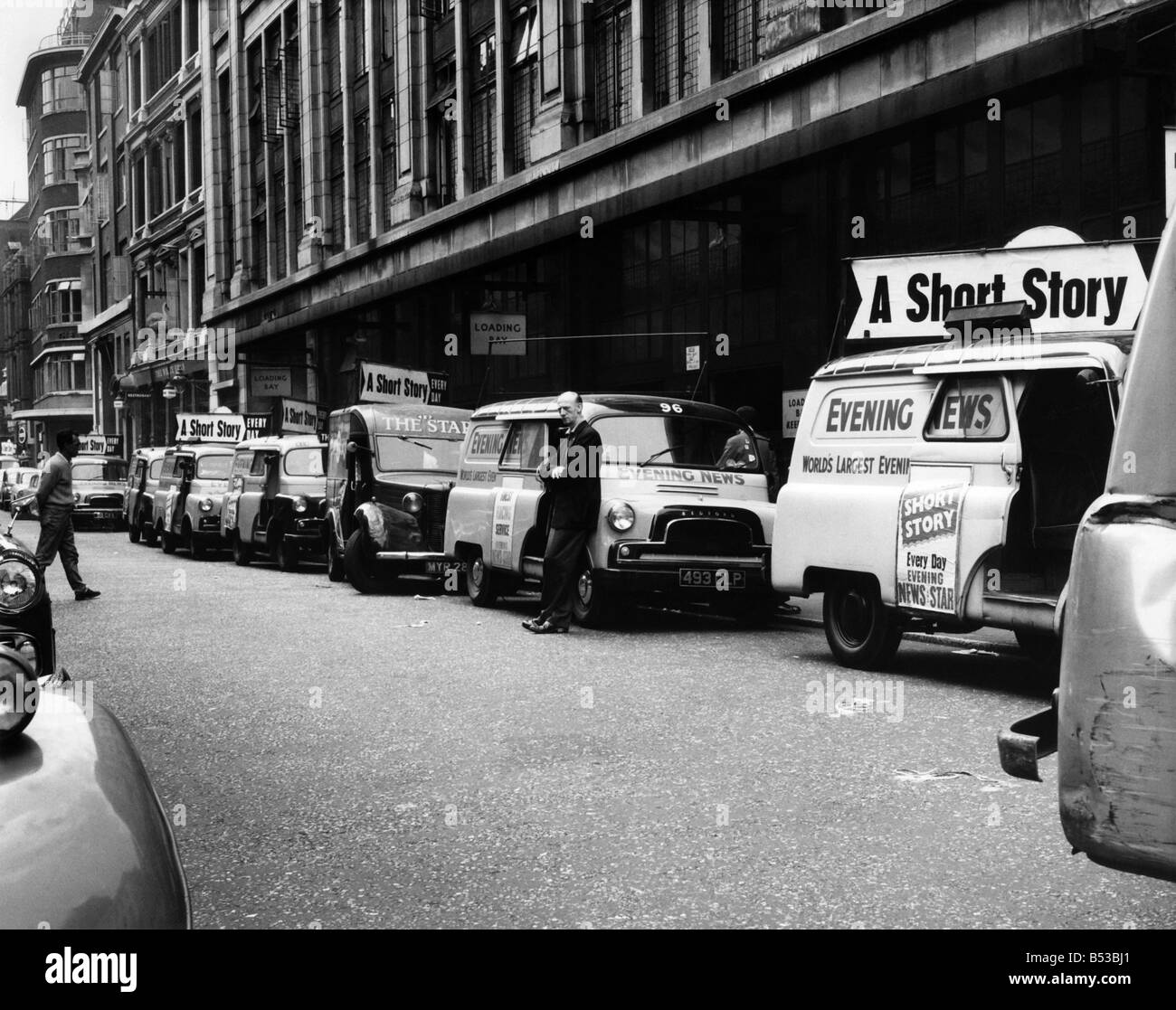 L'impression de journaux. Les fourgonnettes de livraison du London Evening News attendez que le papier pour le rouleau de la presse dans Fleet Street. 1961 Banque D'Images