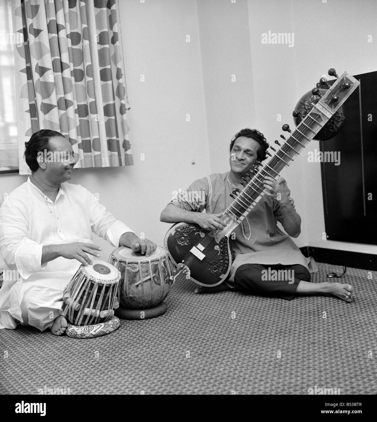 Ravi Shankar le monde s plus grand joueur de sitar vu ici d'effectuer dans sa chambre d'hôtel musicien Musique Instrument de musique Batterie Tubla Performance Percussion Juin 1966 Mirrorpix Banque D'Images