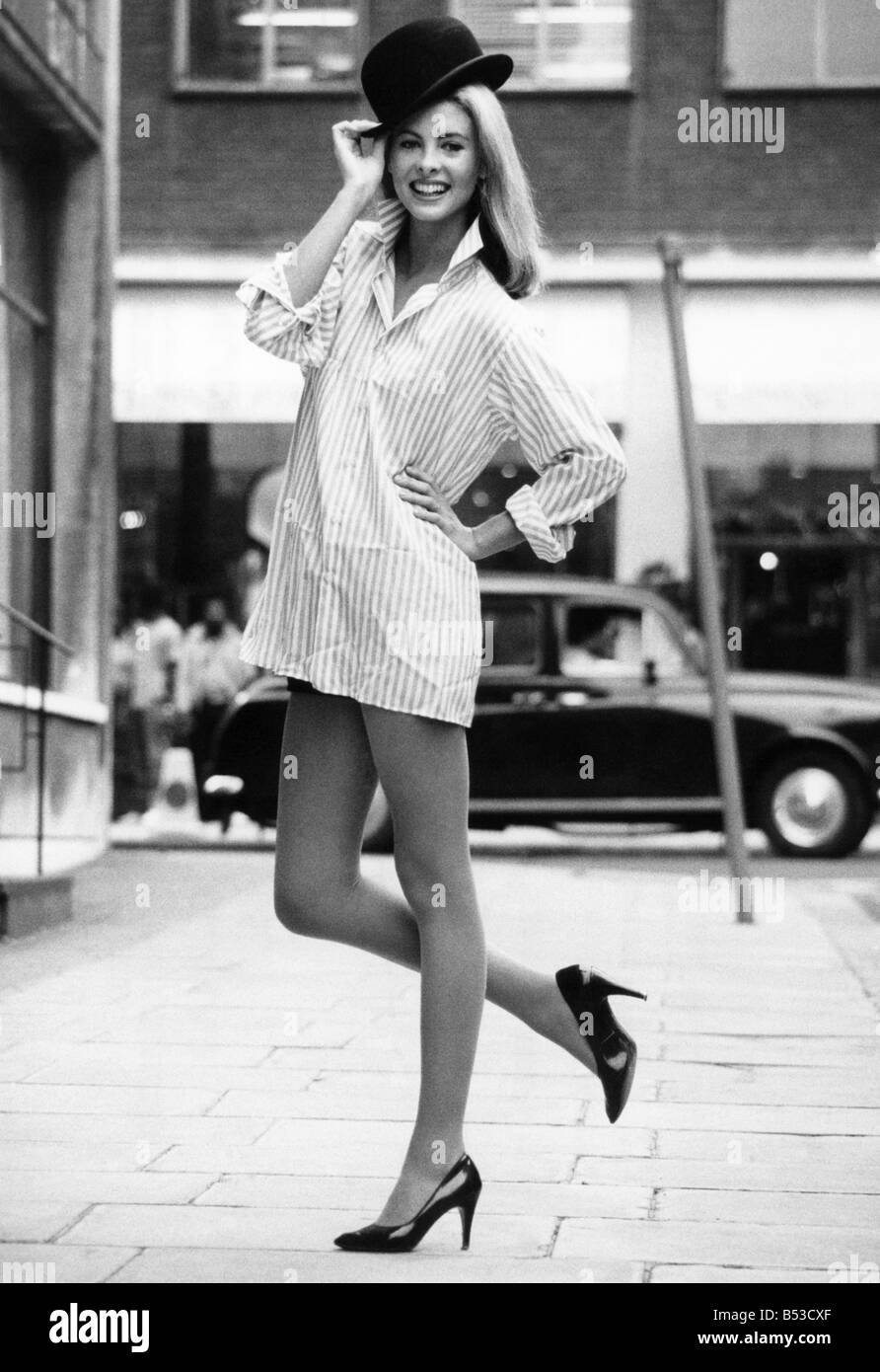 Fashion - chemisiers etc. Mlle monter pour la ville. Les filles visant à le rendre grand dans la ville va vraiment regarder la partie bientôt. Snappy shirts comme celui de Van Heusen correspondra-les bien. Modèle Smart plaqués.Belinda dans le £15.95 nouveau Van Heusen shirt et un chapeau melon. Novembre 1982 P017400 Banque D'Images