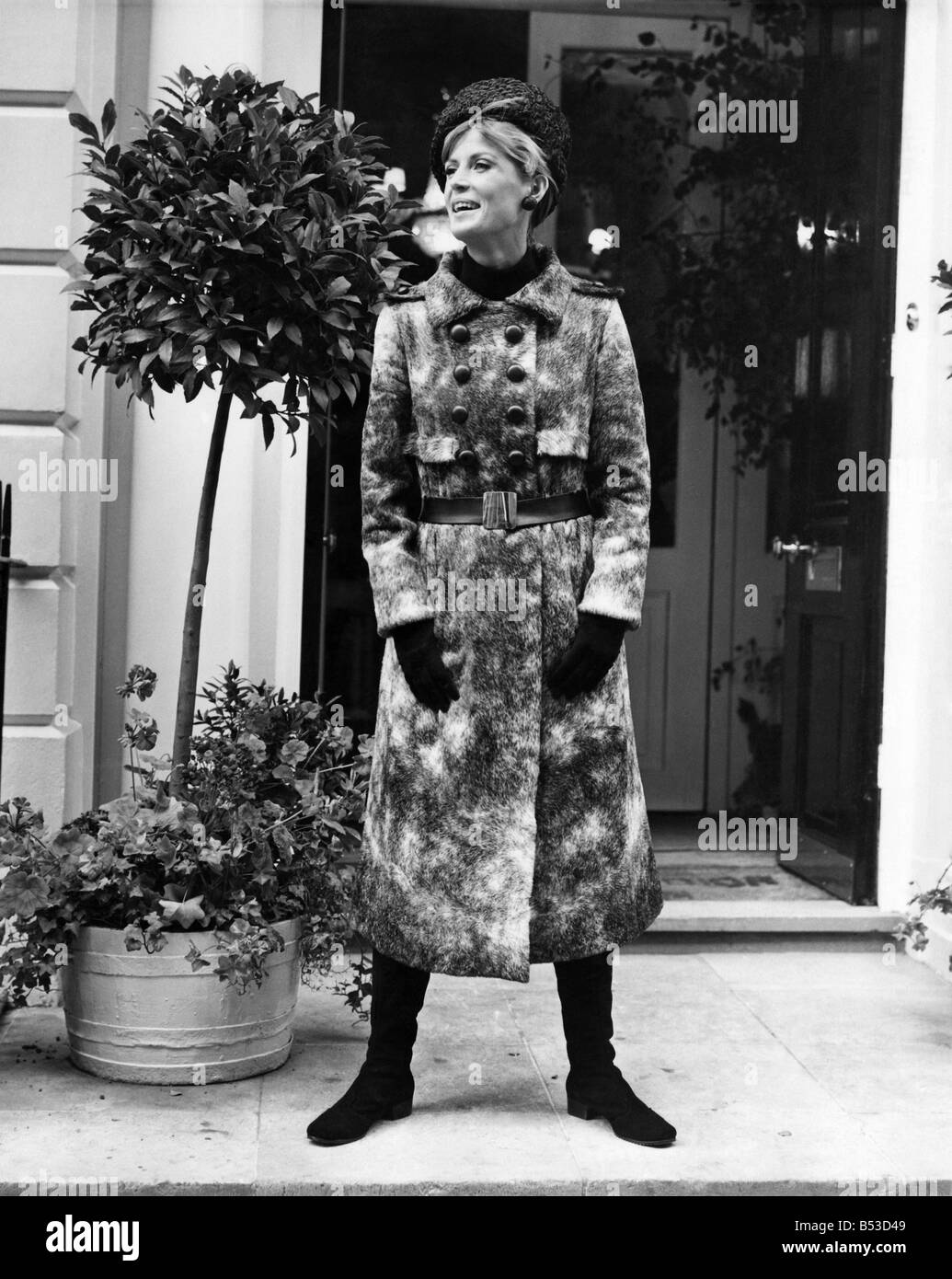 La mode des années 1960 : Le Dior Automne/Hiver 1966 a eu lieu à la Boutique Dior à Londres le mardi (6-9-66). Ursula Klament portant un manteau Percheron. Septembre 1966 P017510 Banque D'Images