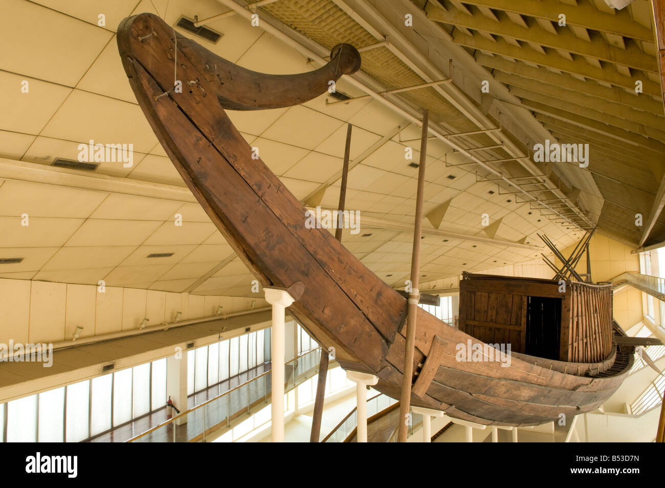 L'Khufu ou Cheops ship navire pleine taille intacts de l'ancienne Egypte Giza affiché dans le musée de bateau solaire dans la pyramide de Gizeh Le Caire Égypte complexe Banque D'Images