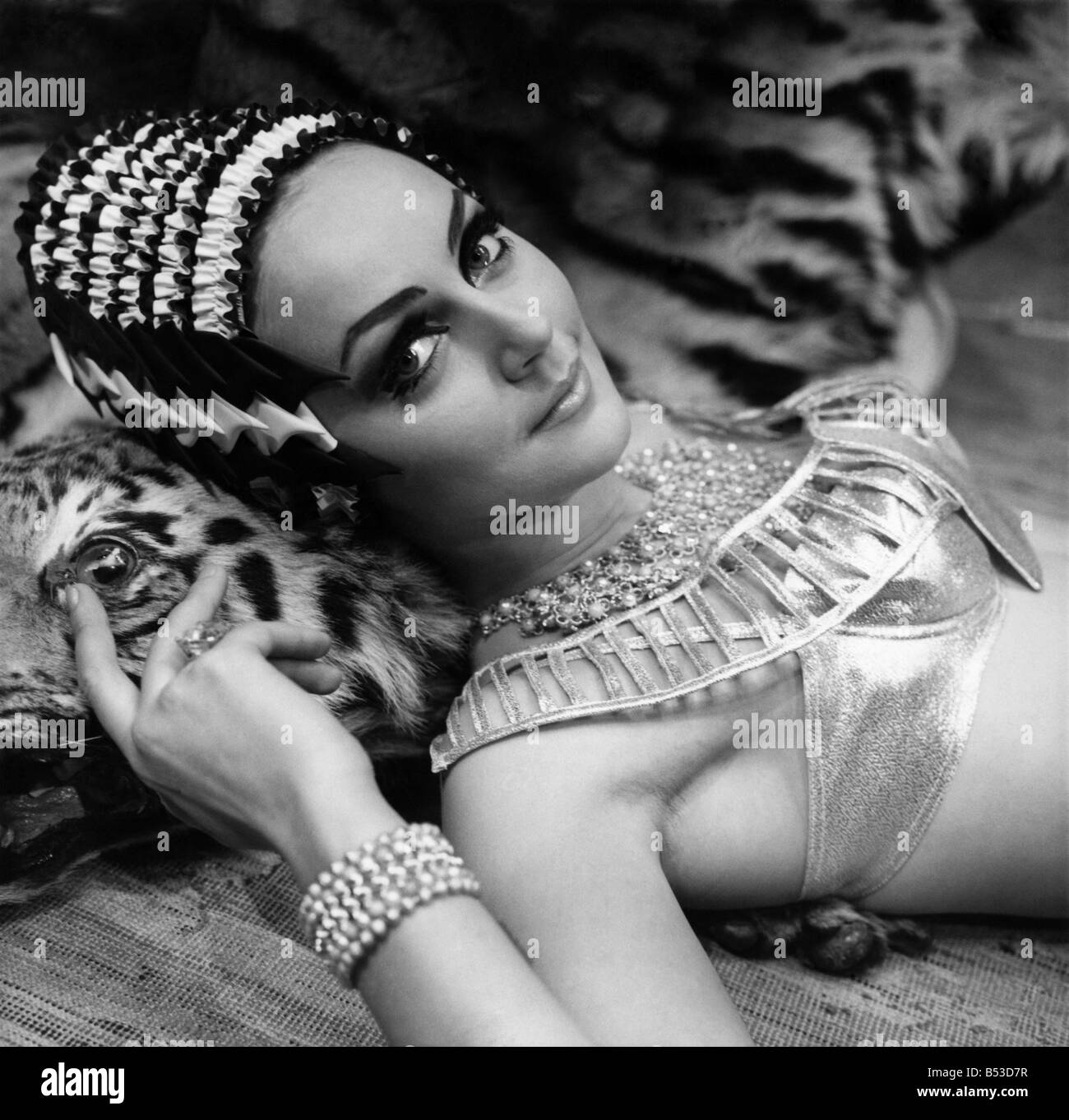 - La mode des années 1960. Portrait d'un bonnet de bain - regardez, vous pouvez être dans la nagent comme Cleo. Lorsque Cleo a pris son bain dans du lait des ânes elle pourrait avoir porté un chapeau comme celui-ci. Lors de l'echelle de belles faites un plongeon dans l'océan l'été prochain, ils peuvent porter le même type de chapeau. À l'Kleinerts fashion show de Londres jeudi (10-10-63) Ce nouveau haut-hat swimcap était appelé 'Cleo' le prix - huit guinées est un peu trop haut, chapeau. Pour l'eau-affectueux Miss 1964 : un hat bonnet de Cleo appelé.....dans la mandarine et le blanc. Octobre 1963 P017559 ; Banque D'Images