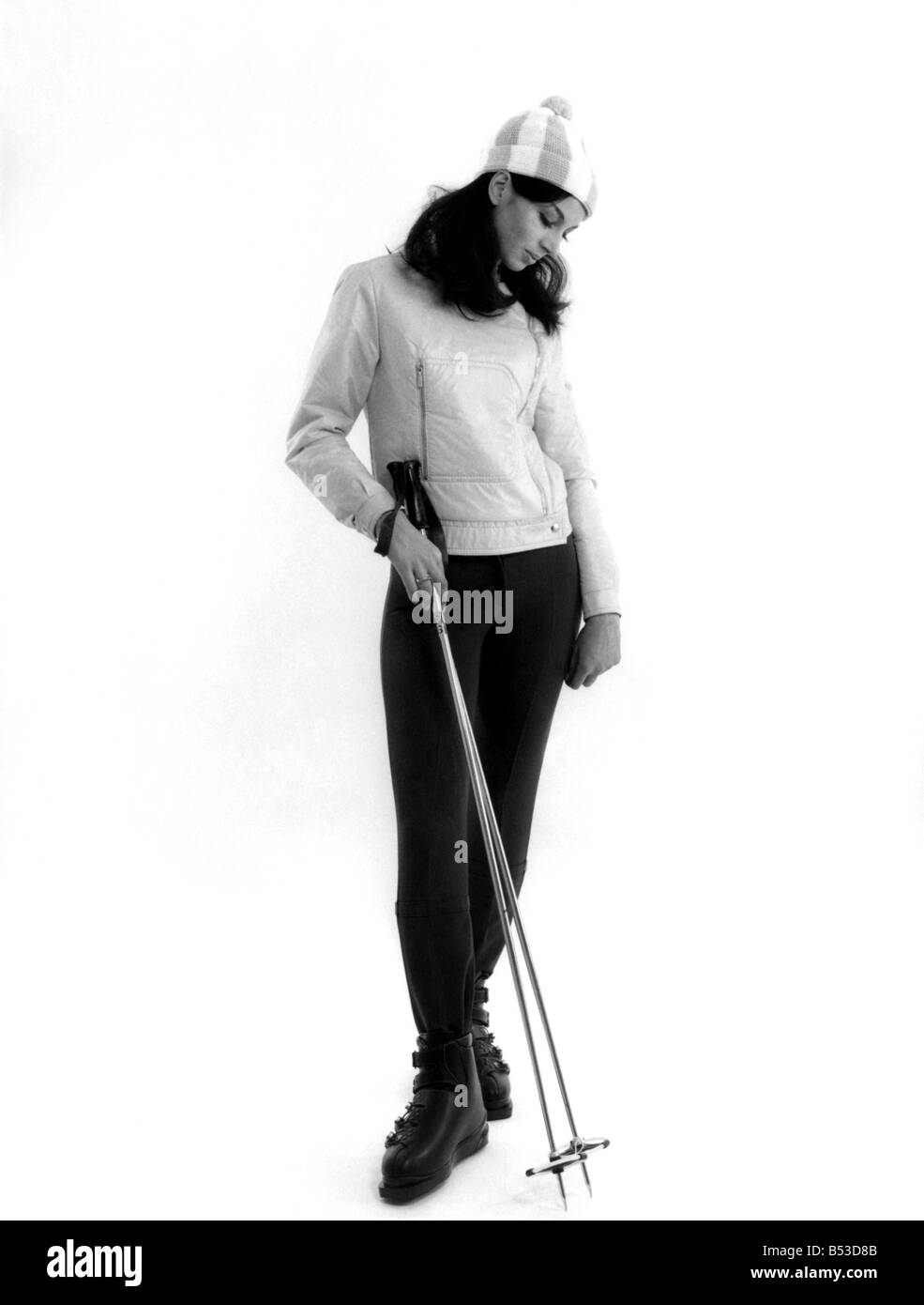 Mode - 1960 : meneurs. Même la tenue n'est pas si cher. Ski jumper, hat et des bottes plus pôles.;Octobre 1968 P017569 Banque D'Images