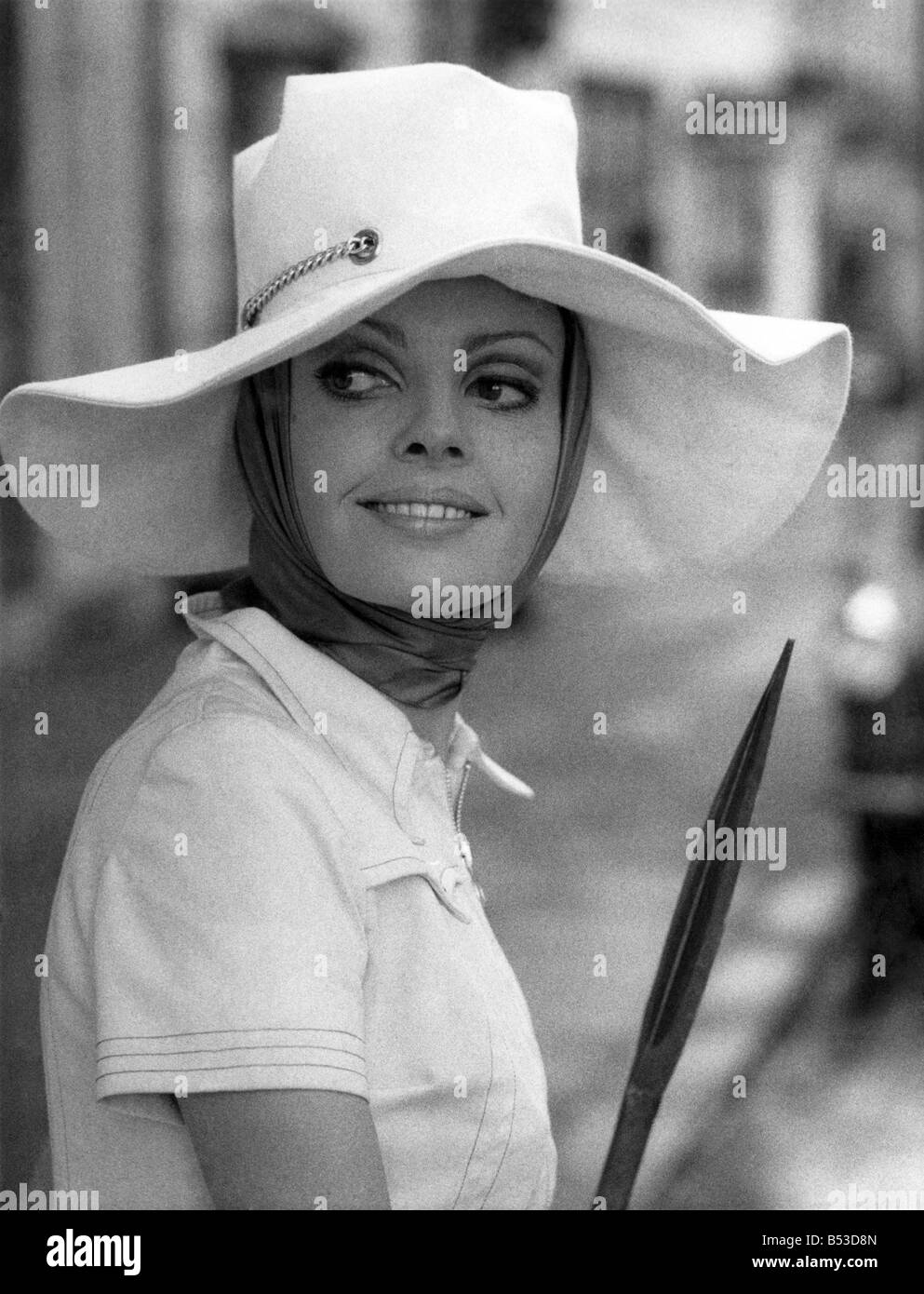 Le maxi chapeaux, Edward Mann's big brimmers pour le printemps 67, visant à contester la jupe, se sont présentés à l'exposition à 10 Edward Mann, St George Street, Londres. ;Elanna portant 'Bwana' un calicot écru avec un cordon d'or enfilées par œillets sur la couronne. ;Février 1967;P017576 Banque D'Images Le maxi chapeaux, Edward Mann's big brimmers pour le printemps 67, visant à contester la jupe, se sont présentés à l'exposition à 10 Edward Mann, St George Street, Londres. ;Elanna portant 'Bwana' un calicot écru avec un cordon d'or enfilées par œillets sur la couronne. ;Février 1967;P017576 Banque D'Images