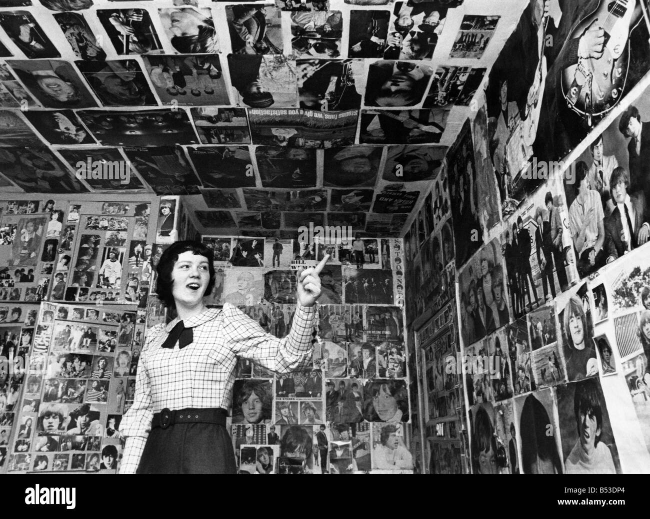 C'est Alice in dreamland. Alice, 18 ans, est l'un des plus fervents fans des Rolling Stones. Octobre 1966 P017780 Banque D'Images