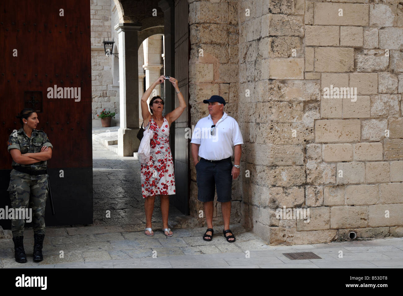 Les touristes et une femme soldat en dehors de la Kings Palace (le palais de l'Almudaina) à Majorque, Espagne Banque D'Images