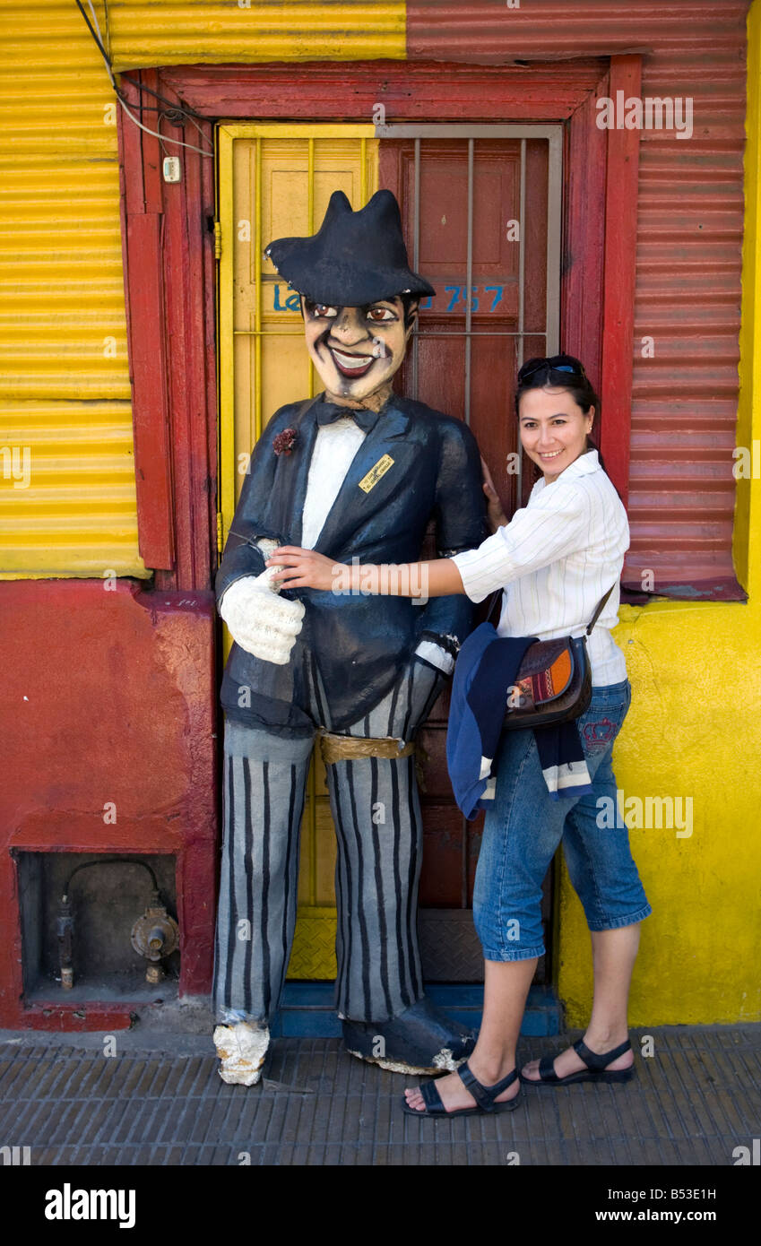 Un touriste pose pour une photo avec un papier mâché géant figure dans le quartier de La Boca à Buenos Aires, Argentine Banque D'Images
