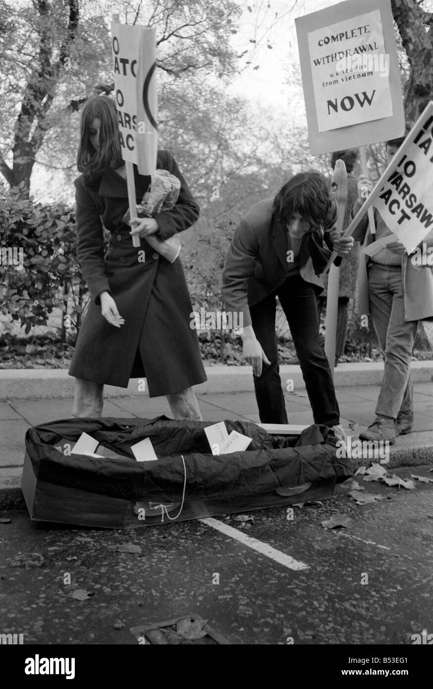 L'utilisation des policiers étaient en service en cas de problème au cours de la manifestation contre la guerre du Vietnam à l'extérieur de l'ambassade américaine à Grosvonor Square;cartes portant les noms des morts américains au Vietnam ont été déposés dans un cercueil à l'extérieur de l'ambassade des États-Unis. ;Les manifestants devant le cercueil de les faire tomber dans le nom des morts à la guerre au Vietnam. ;Novembre 1969 ;Z11056-002 Banque D'Images