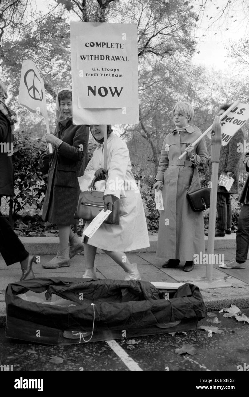 L'utilisation des policiers étaient en service en cas de problème au cours de la manifestation contre la guerre du Vietnam à l'extérieur de l'ambassade américaine à Grosvonor Square;cartes portant les noms des morts américains au Vietnam ont été déposés dans un cercueil à l'extérieur de l'ambassade des États-Unis. ;Les manifestants devant le cercueil de les faire tomber dans le nom des morts à la guerre au Vietnam. ;Novembre 1969 ;Z11056-003 Banque D'Images