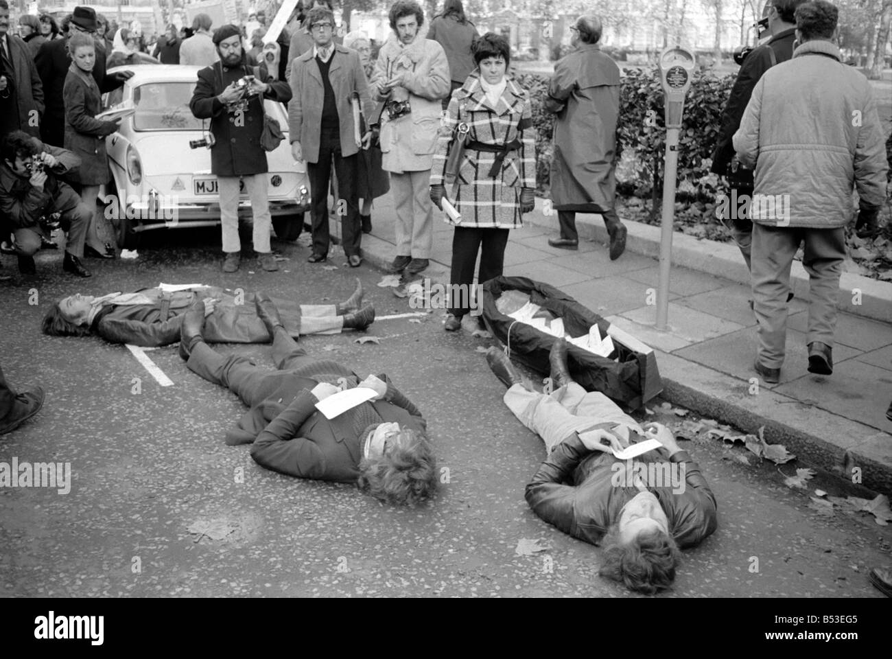 L'utilisation des policiers étaient en service en cas de problème au cours de la manifestation contre la guerre du Vietnam à l'extérieur de l'ambassade américaine à Grosvonor Square;cartes portant les noms des morts américains au Vietnam ont été déposés dans un cercueil à l'extérieur de l'ambassade des États-Unis. ;Pour protester contre la mort du Vietnam, le domonstrators s'allonger à côté du cercueil - son nom deux plaques sur la poitrine. ;Novembre 1969 ;Z11056-004 Banque D'Images