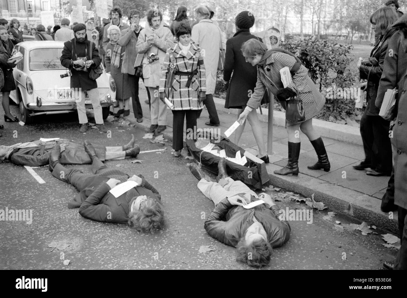 L'utilisation des policiers étaient en service en cas de problème au cours de la manifestation contre la guerre du Vietnam à l'extérieur de l'ambassade américaine à Grosvonor Square;cartes portant les noms des morts américains au Vietnam ont été déposés dans un cercueil à l'extérieur de l'ambassade des États-Unis. ;Pour protester contre la mort du Vietnam, les manifestants se coucher à côté du cercueil - son nom deux plaques sur la poitrine. ;Novembre 1969 ;Z11056-005 Banque D'Images