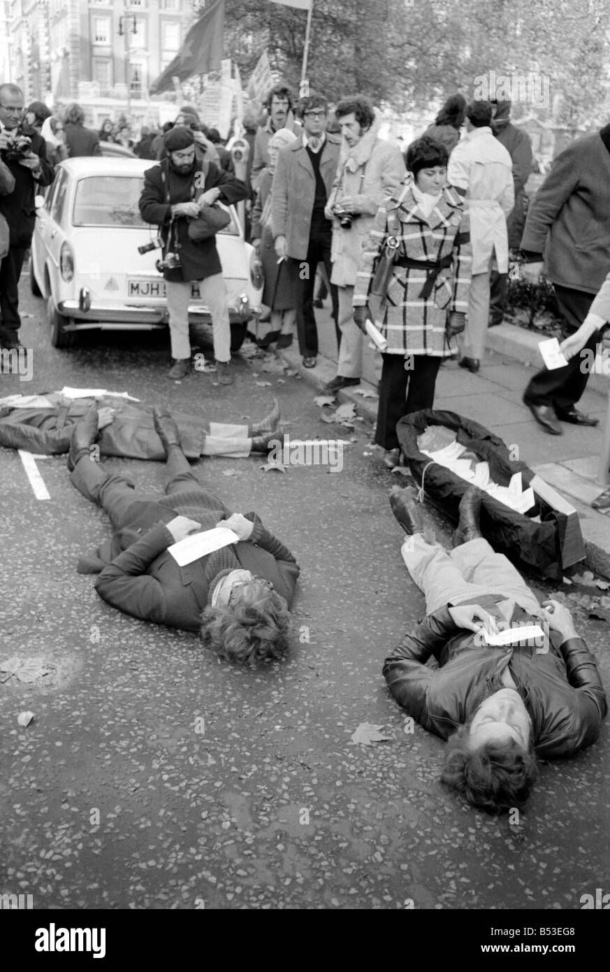 L'utilisation des policiers étaient en service en cas de problème au cours de la manifestation contre la guerre du Vietnam à l'extérieur de l'ambassade américaine à Grosvonor Square;cartes portant les noms des morts américains au Vietnam ont été déposés dans un cercueil à l'extérieur de l'ambassade des États-Unis. ;Pour protester contre la mort du Vietnam, les manifestants se coucher à côté du cercueil - son nom deux plaques sur la poitrine. ;Novembre 1969 ;Z11056-006 Banque D'Images
