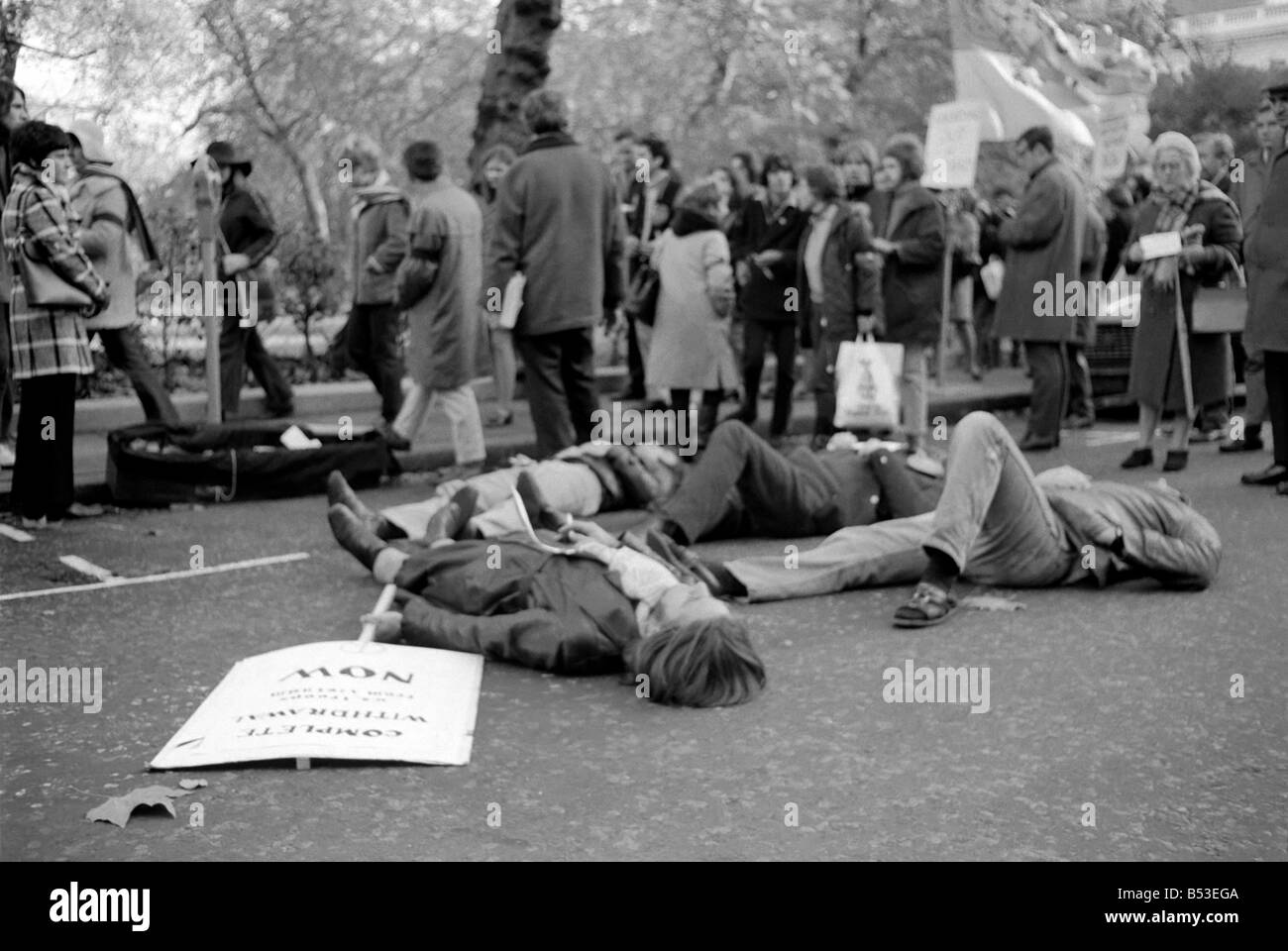 L'utilisation des policiers étaient en service en cas de problème au cours de la manifestation contre la guerre du Vietnam à l'extérieur de l'ambassade américaine à Grosvonor Square;cartes portant les noms des morts américains au Vietnam ont été déposés dans un cercueil à l'extérieur de l'ambassade des États-Unis. ;Pour protester contre la mort du Vietnam, les manifestants se coucher à côté du cercueil - son nom deux plaques sur la poitrine. ;Novembre 1969 ;Z11056-007 Banque D'Images