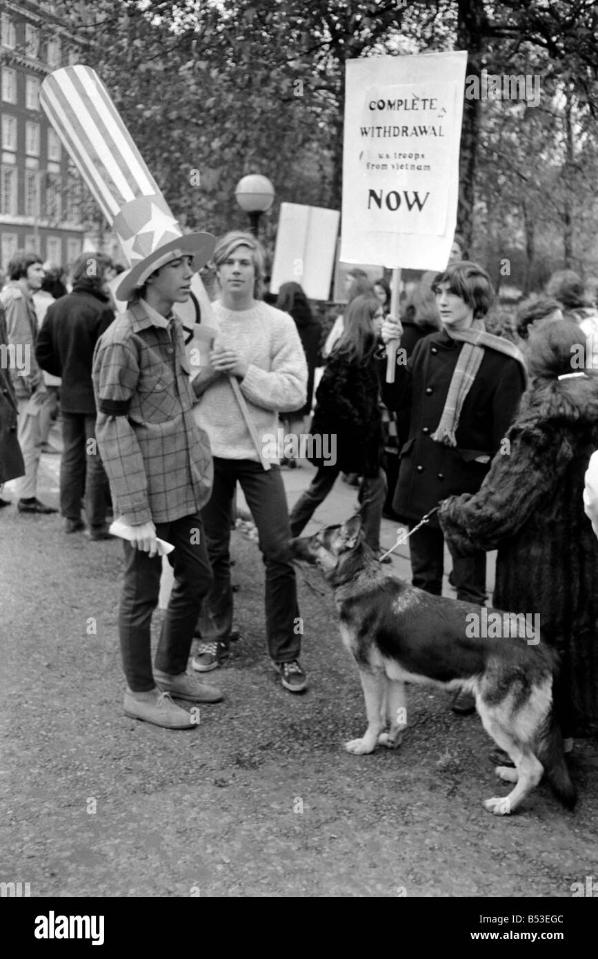 L'utilisation des policiers étaient en service en cas de problème au cours de la manifestation contre la guerre du Vietnam à l'extérieur de l'ambassade américaine à Grosvonor Square;cartes portant les noms des morts américains au Vietnam ont été déposés dans un cercueil à l'extérieur de l'ambassade des États-Unis. ;Jeunes manifestants protestaient contre la guerre du Vietnam sur la photo près de l'ambassade américaine, l'un est vu portant un brassard noir. ;Novembre 1969 ;Z11056-008 Banque D'Images