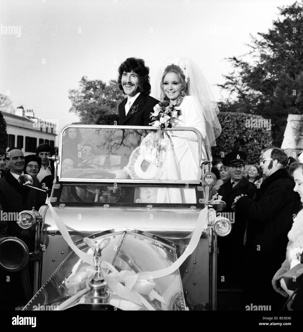 Le guitariste Alan Blakley de l ange Groupe Pop Lyn mariés Stevens à Saint Michel et tous les Ange Église à Sunninghill. Lord Montagu leur a prêté la voiture d'époque pour les conduire à la réception. Novembre 1969 Z11495 Banque D'Images