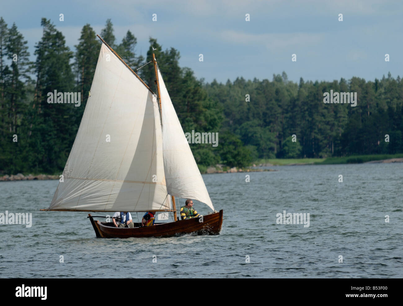 Un petit navire de la race, une course de bateaux à voile en bois traditionnel dans l'archipel de Porvoo, Porvoo, Finlande, Scandinavie, l'Europe. Banque D'Images