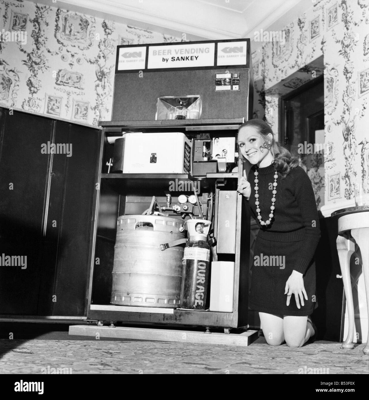 Inventions : la première bière réfrigérée automatique distributeur automatique a été démontré par la Division de la brasserie GKN Sankey Ltd., de personnel, à Bilston Quaglino's Bury Street, Londres. Femme démontrant la machine est Mme Sheila tremblent (24). Décembre 1969 Z11595-002 Banque D'Images