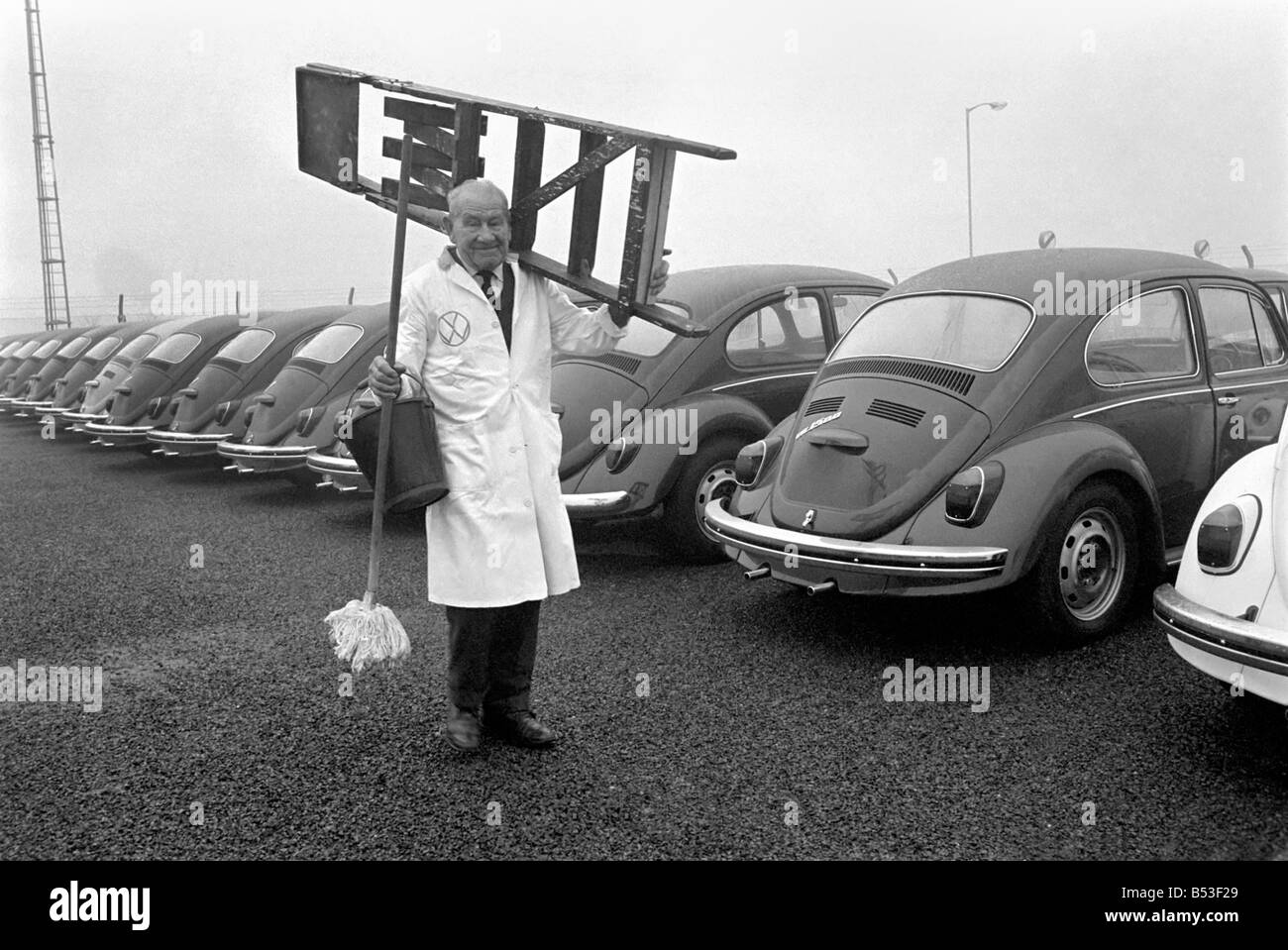 91 ans M. Ernest Hawk Turner qui fête son anniversaire est toujours un travail du jeune homme de travail. Il prépare les coccinelles VW fo Banque D'Images