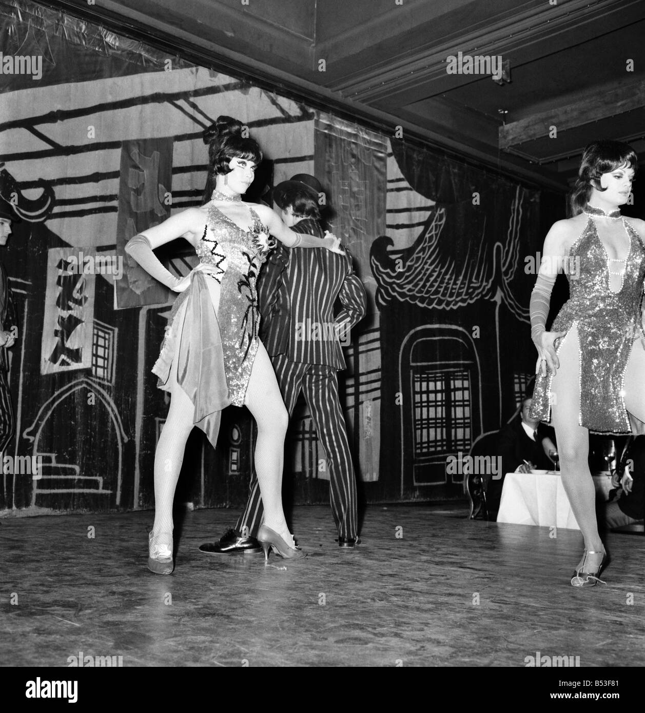 Paris lido feature cabaret dancers Banque de photographies et d’images