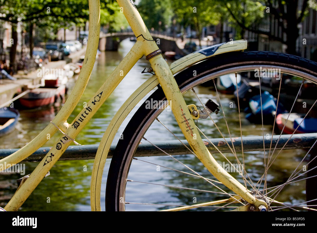 Un vélo l'élaboration d'une vue sur un canal à Amsterdam Banque D'Images