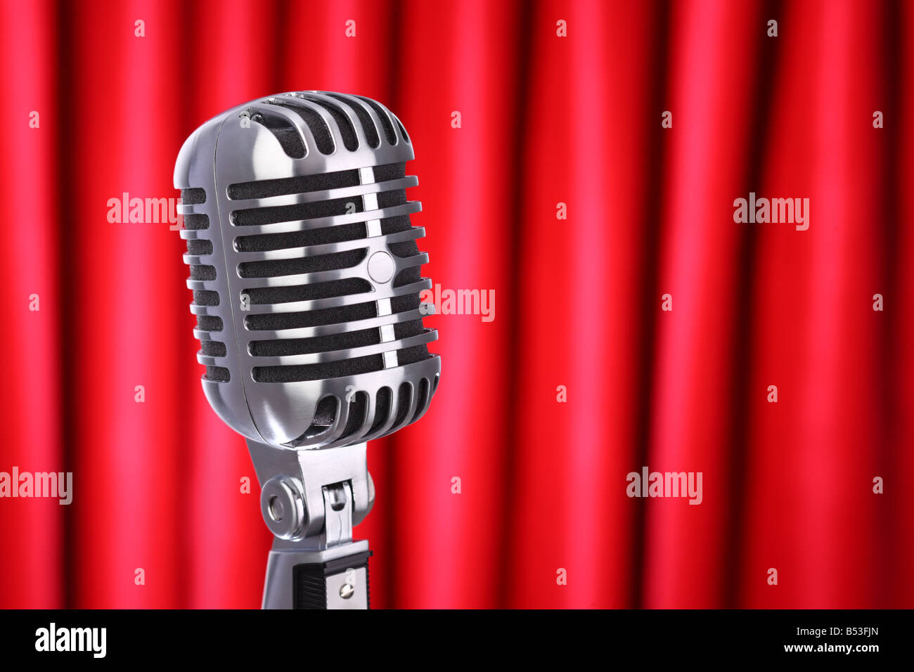 Close up of classic retro microphone avec rideau rouge contexte Banque D'Images