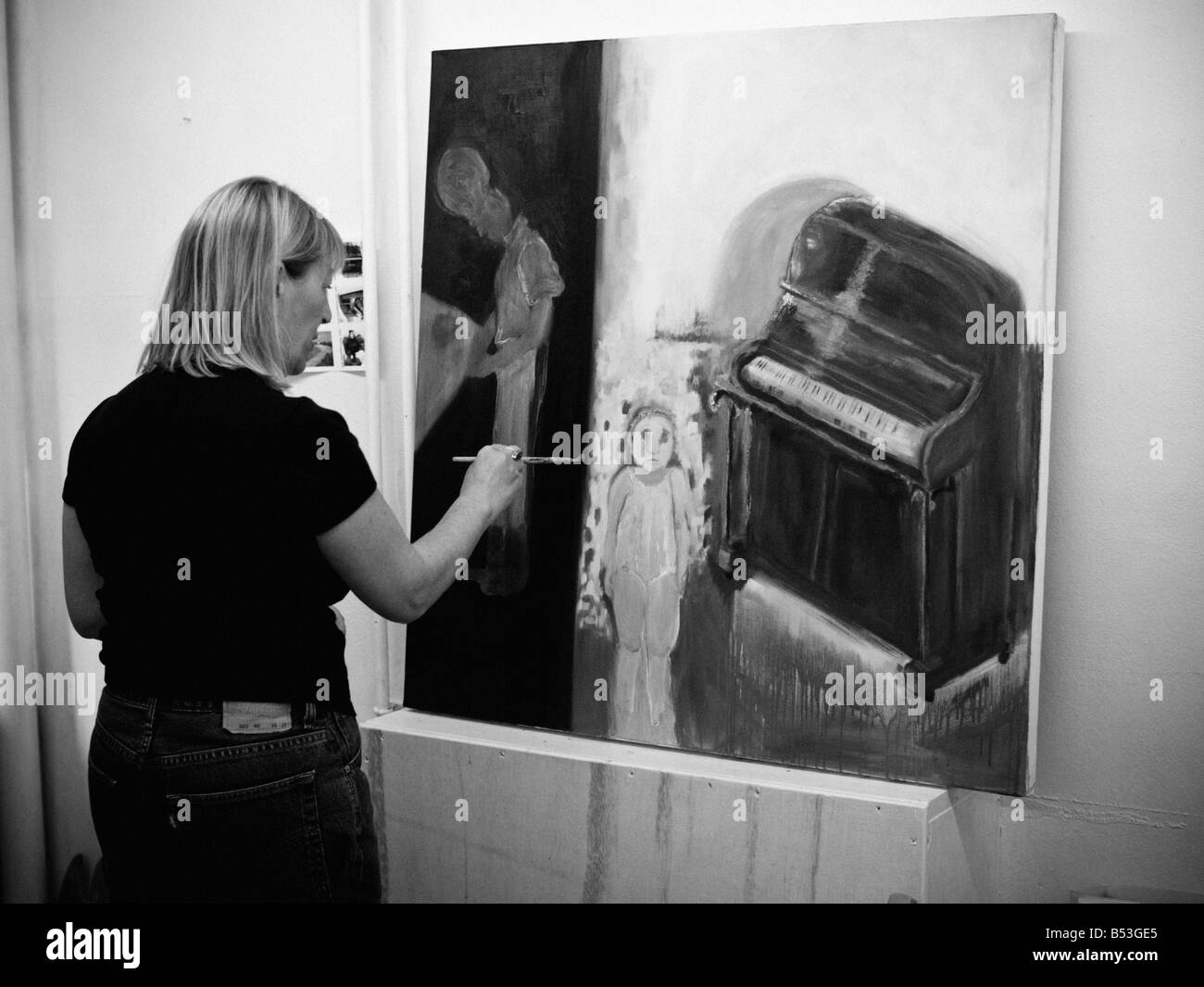 Artiste travaillant dans son atelier à l'ancienne école de grammaire, Redruth, Cornwall Banque D'Images