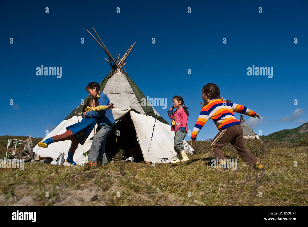 Tsataan enfants jouant le nord de la Mongolie, 2008 Tsagaanuur. Banque D'Images