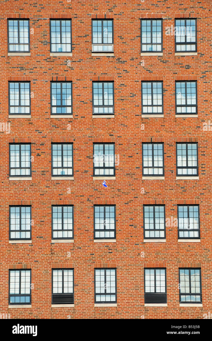 Windows sur un grand bâtiment en brique Banque D'Images