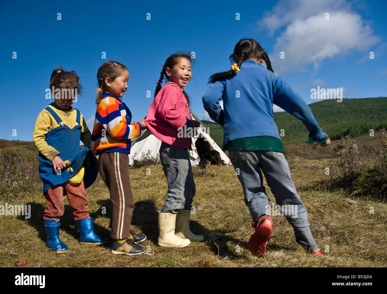 Tsataan enfants jouant le nord de la Mongolie Banque D'Images