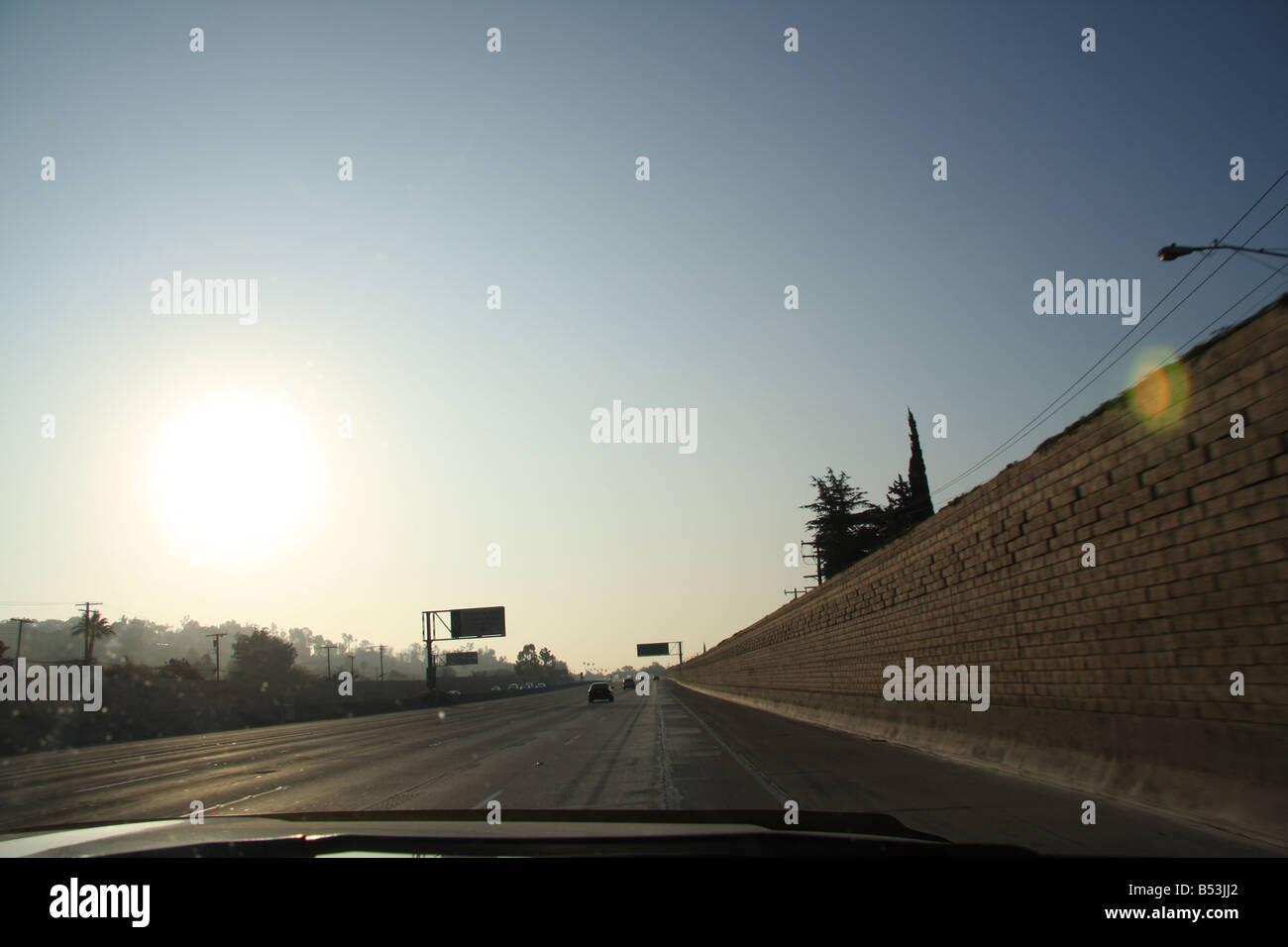 Conduire sur l'autoroute I 10 San Bernardino tôt un samedi matin d'été Banque D'Images