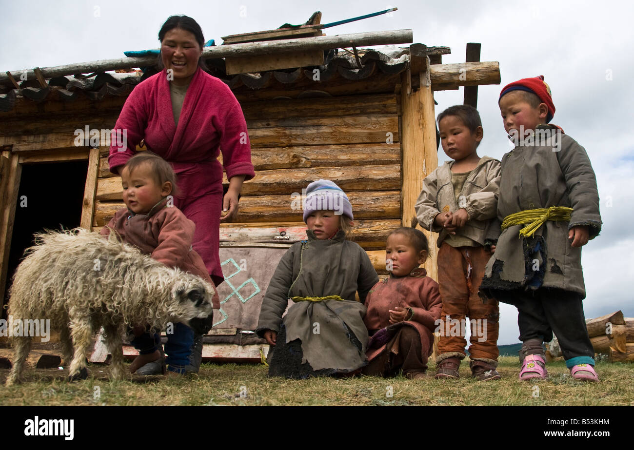 Famille de nomades du nord de la Mongolie Banque D'Images