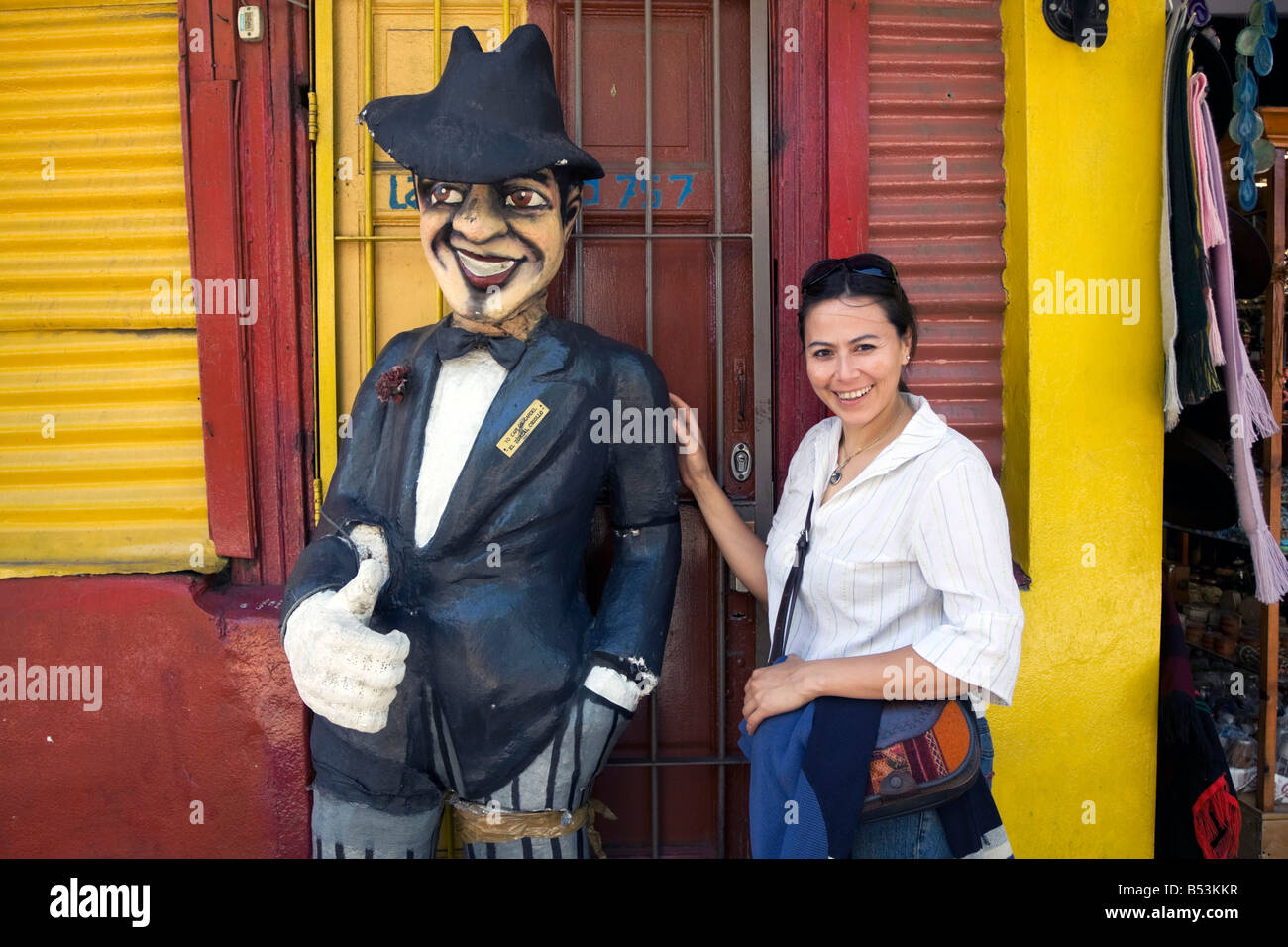 Un touriste pose pour une photo avec un papier maché la figure de Carlos Gardel à La Boca, Buenos Aires, Argentine Banque D'Images