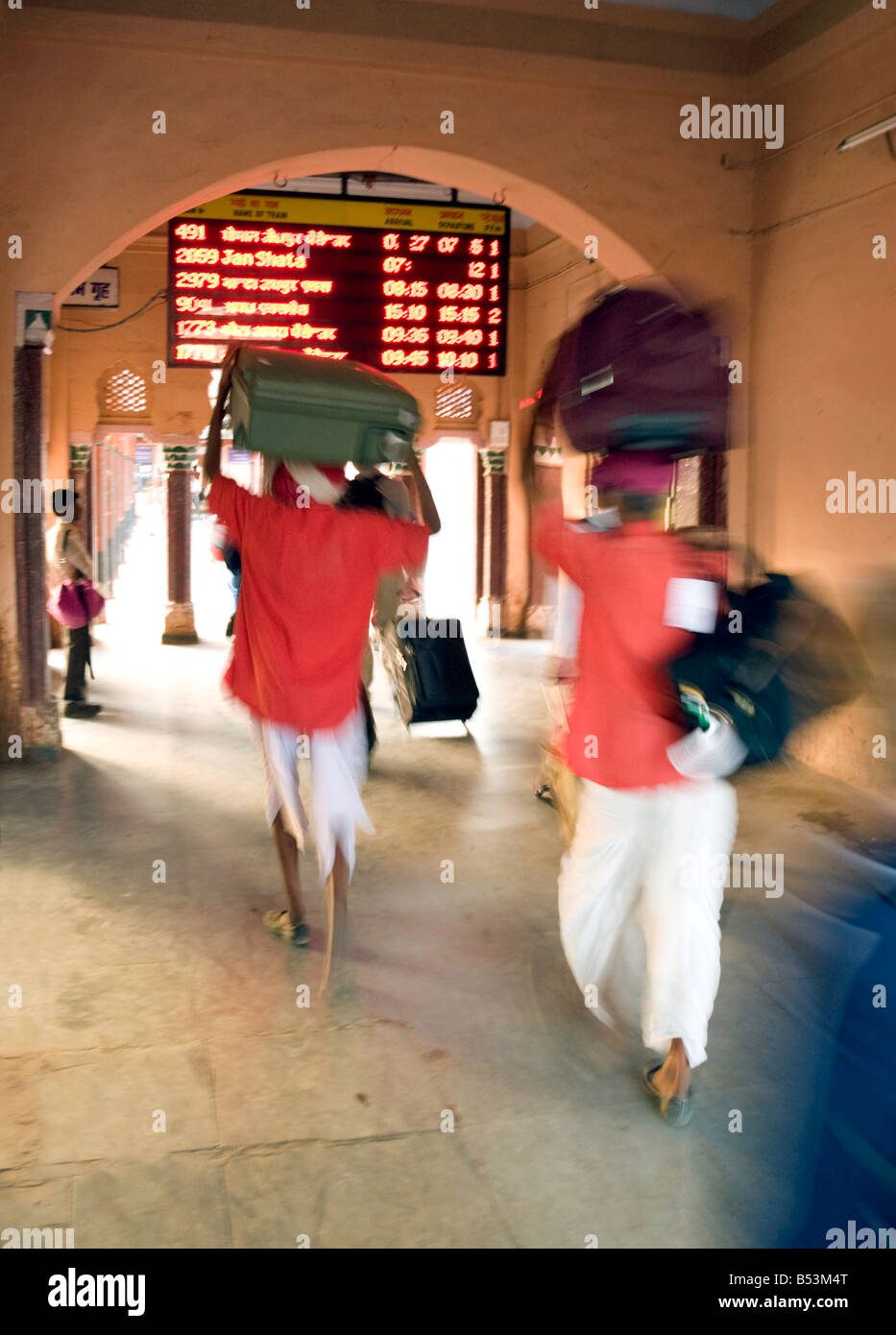 Porteurs de sacs porte sur la plate-forme, Sawai Madhopur, Rajasthan, Inde Banque D'Images