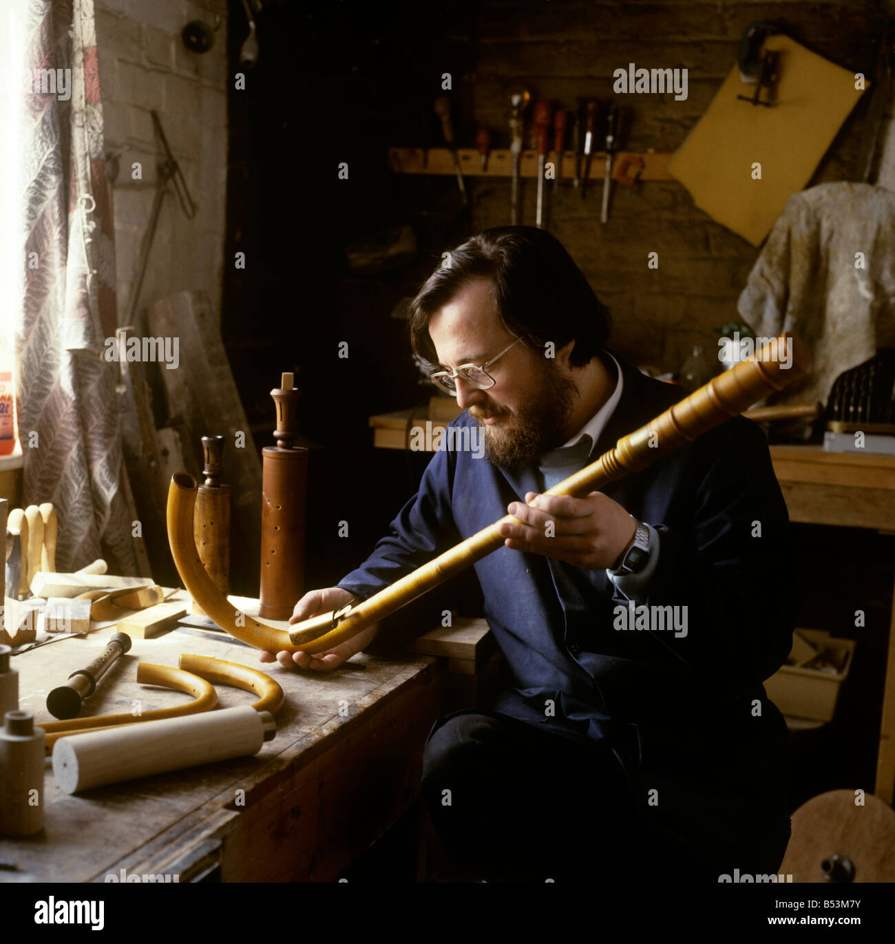 L'artisanat Greg Lewin fabricant d'instruments de musique au début avec cromorne et raquettes Banque D'Images