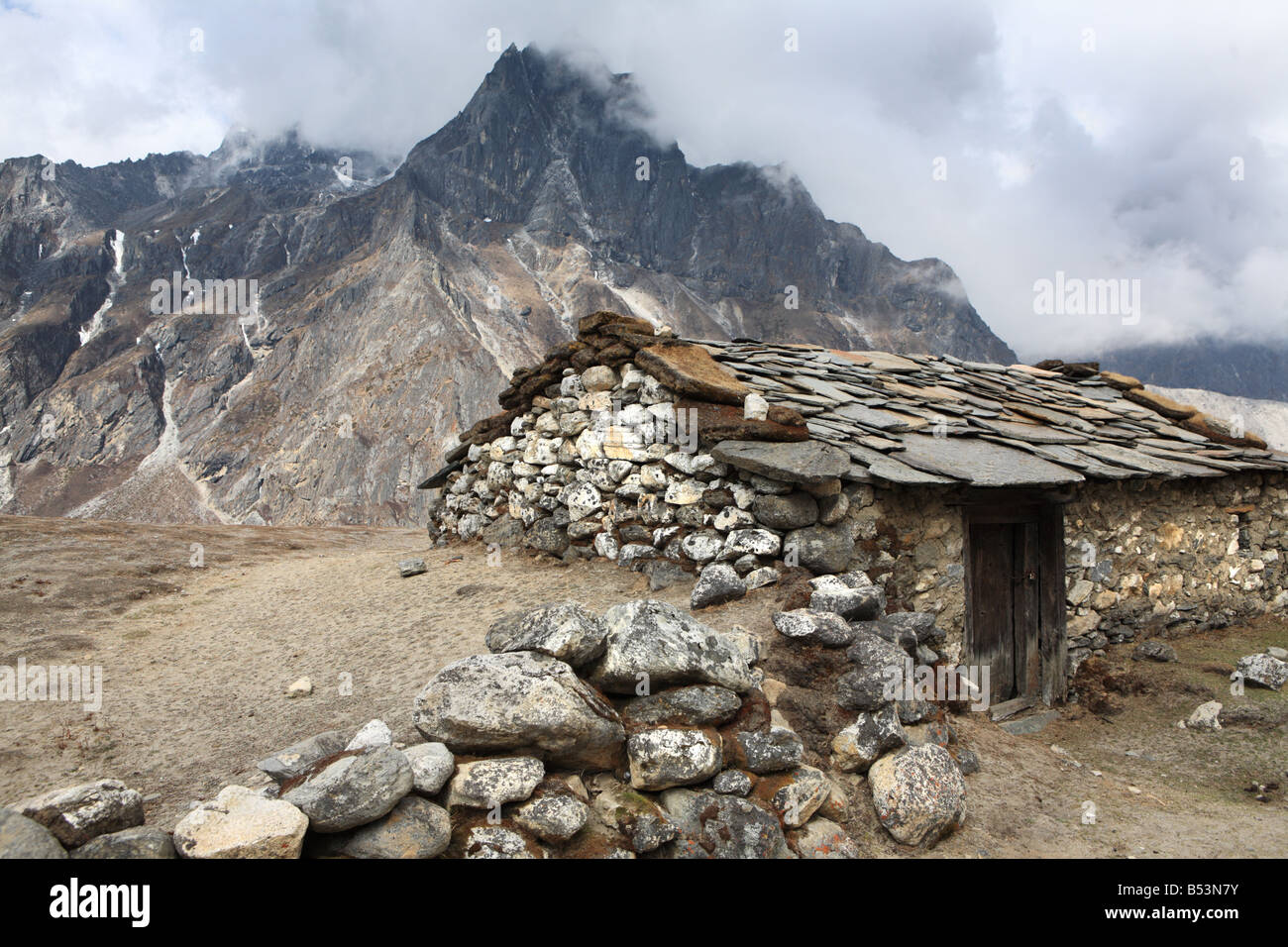 Vieille cabane en pierre dans la vallée du Khumbu, Népal Banque D'Images