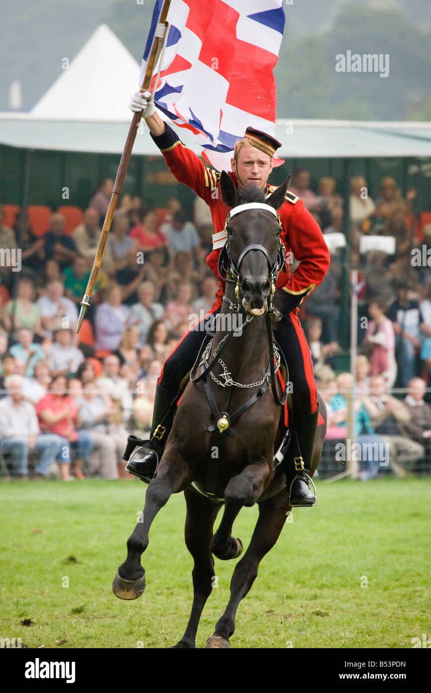 Les Forces armées britanniques au galop monté, le Carrousel de la Household Cavalry Regiment army affichage cheval Country Park, Chatsworth, Derbyshire. Banque D'Images