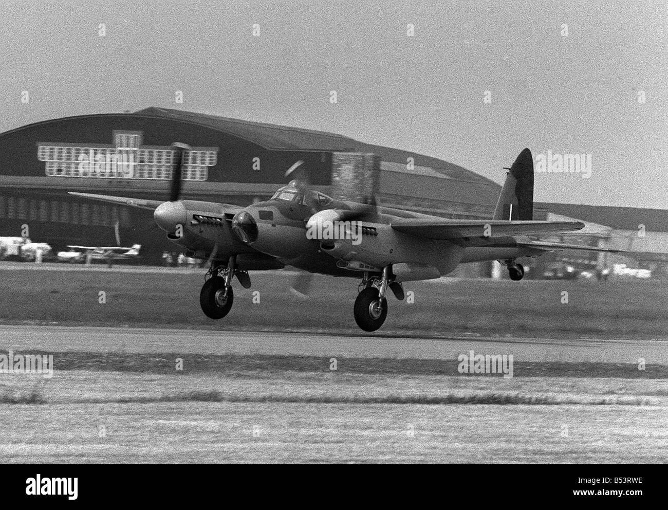 De Havilland Mosquito décolle de l'aéroport de Liverpool où il a été reconstruit pour voler et seront utilisées dans le tournage de l'Escadron 633 ÊDM 216 68 Owens Y6018 Banque D'Images