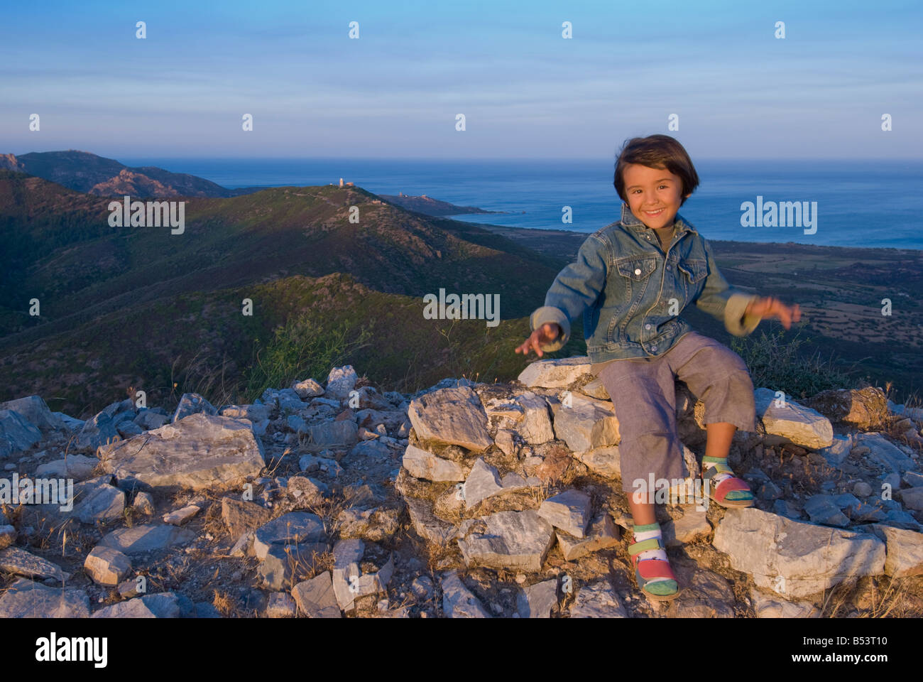 Young boy smiling Italie Sardaigne mer et montagne de Quirra salon Banque D'Images