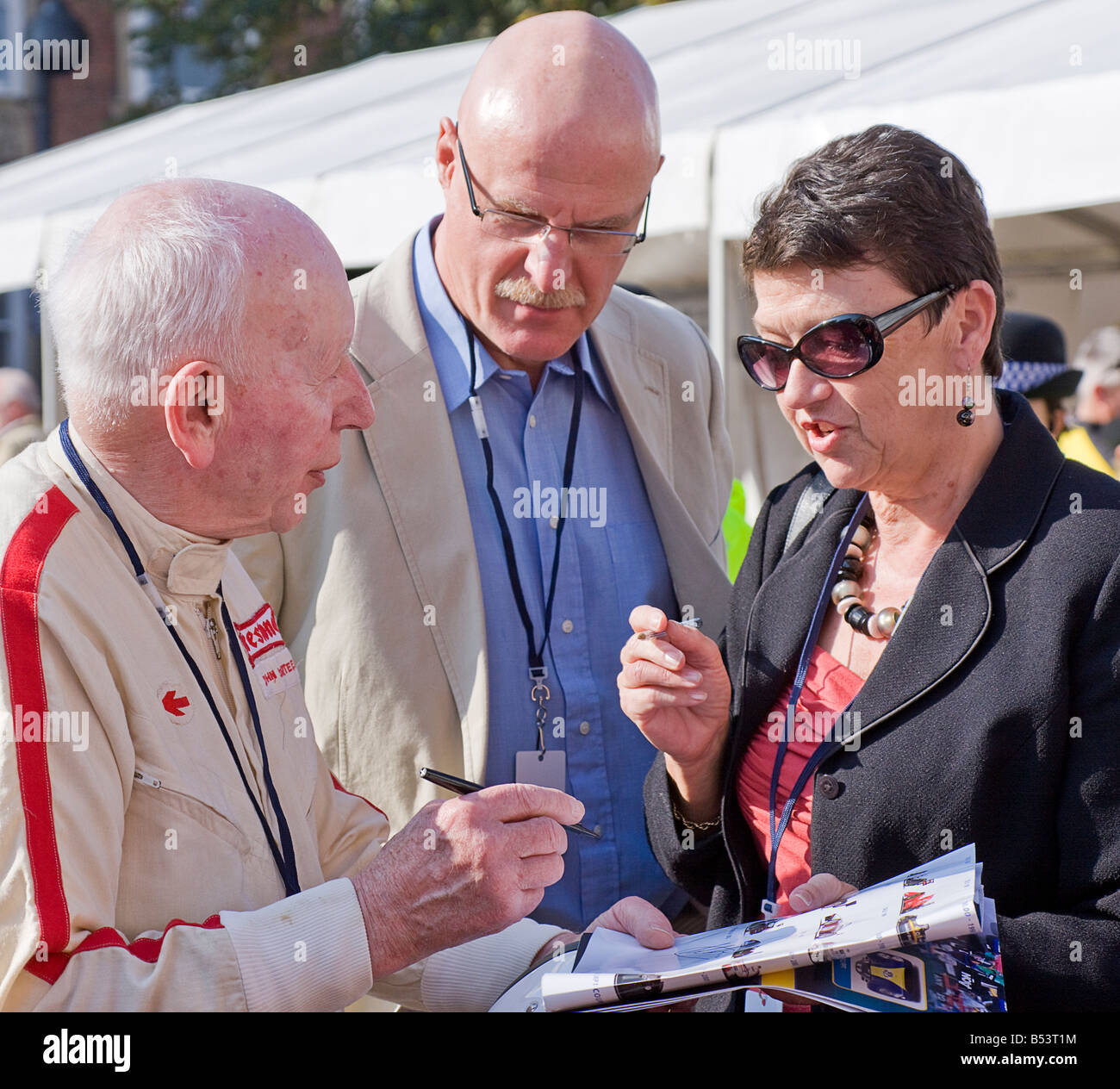 Ohn Surtees OBE signant un autographe pour un membre du public au cours de Lola les voitures de course 50e anniversaire Banque D'Images