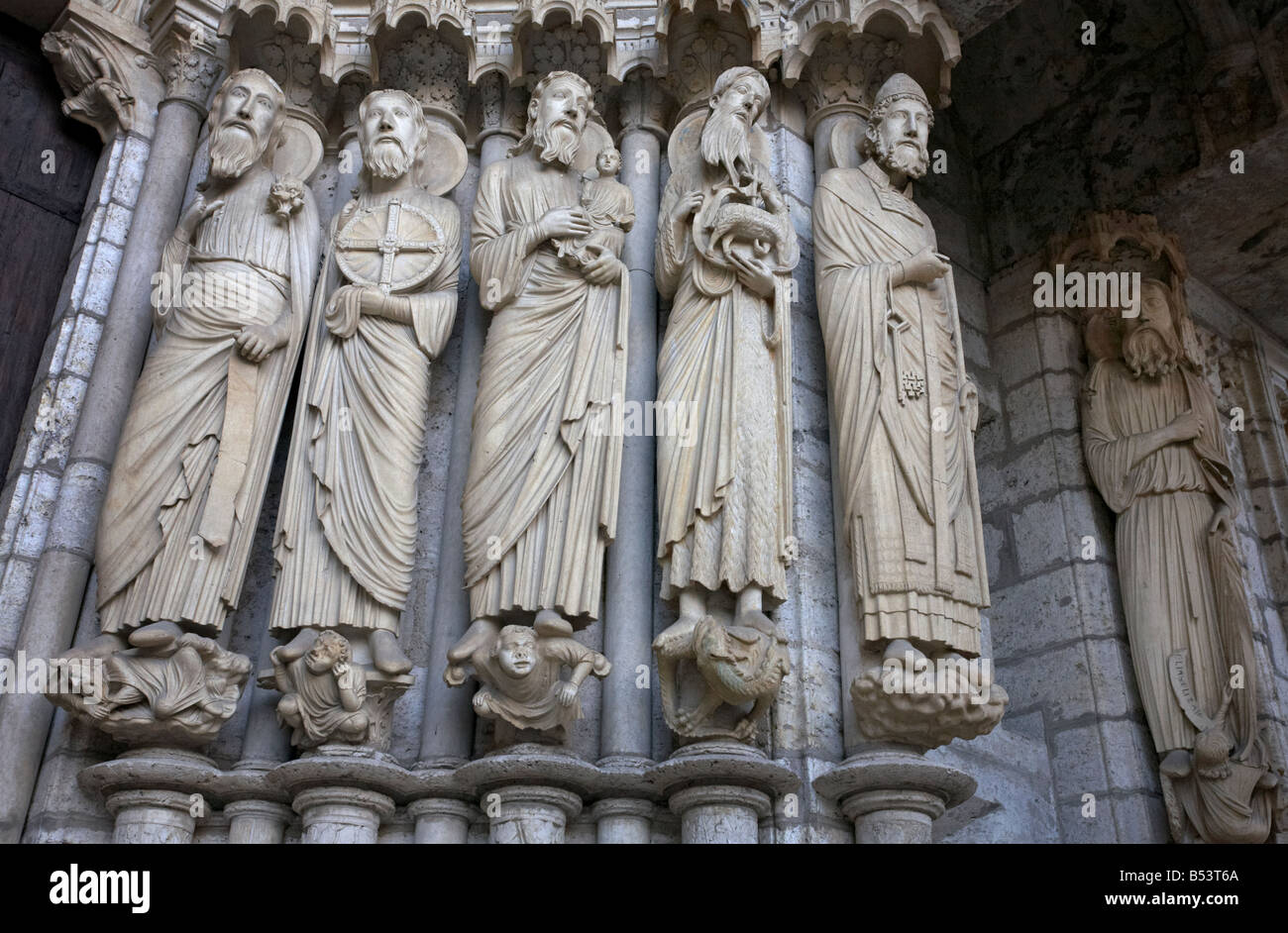 Des statues d'Ésaïe, Jérémie, Siméon, Jean le Baptiste, Saint Pierre, et Elie, Cathédrale de Chartres Eure et Loir France Banque D'Images