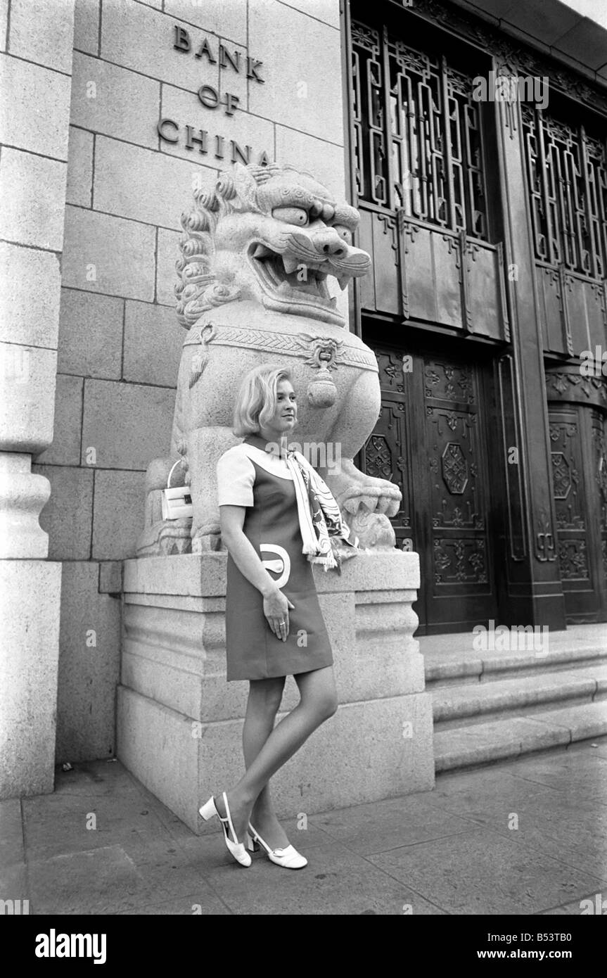 Femme lors d'une visite à Hong Kong pour un voyage d'achats. Novembre 1969 &# 13 ;&# 10;Z10523-001 Banque D'Images