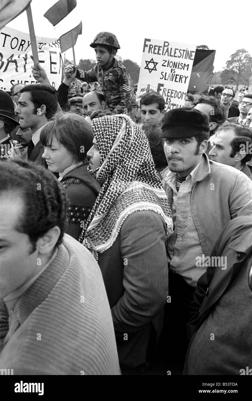 8 ans garçon palestinien Tariq Attia dont le père a été tué d'Israéliens en Palestine en mars 1968. Son père était un Gue Banque D'Images