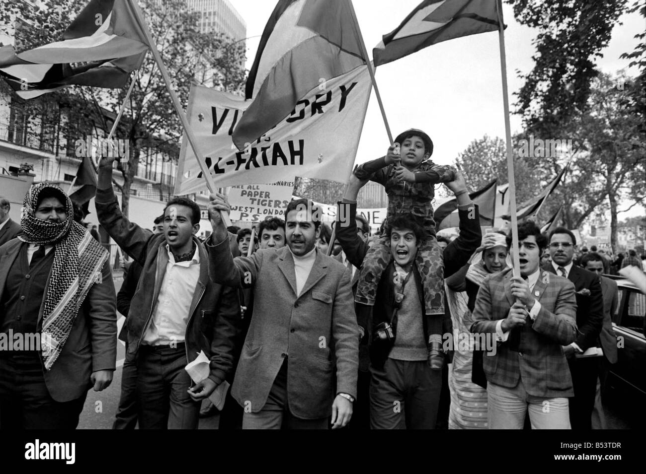 8 ans garçon palestinien Tariq Attia dont le père a été tué d'Israéliens en Palestine en mars 1968. Son père était un Gue Banque D'Images