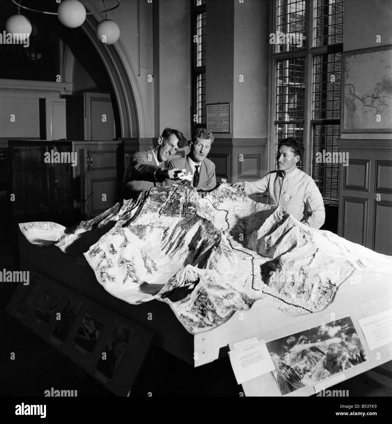 L'équipe Everest assister à une conférence de presse à la Royal Geographical Society, Kensington Gore. Edmund Hillary (à gauche) et Sherpa Banque D'Images
